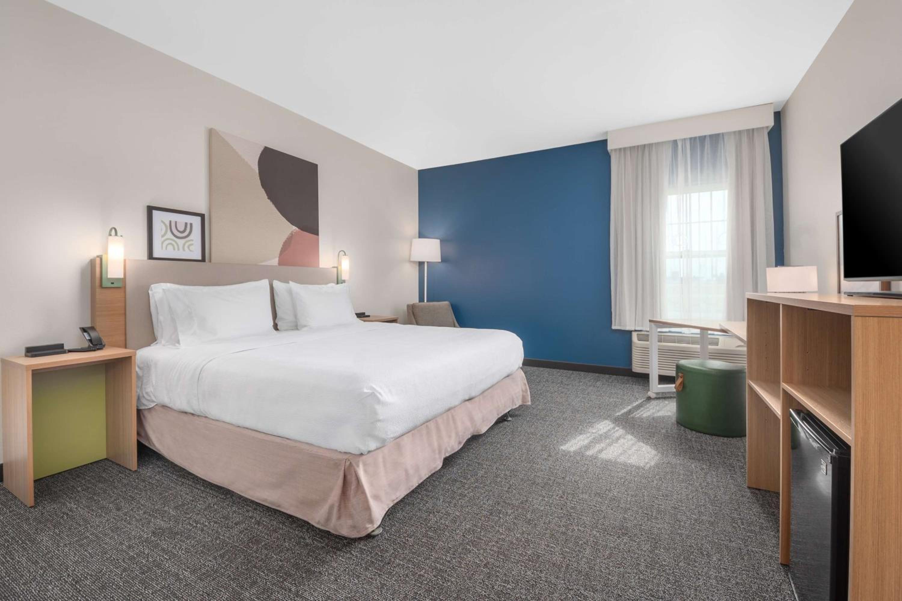 King Room with Bath Tub - Mobility/Hearing Access
