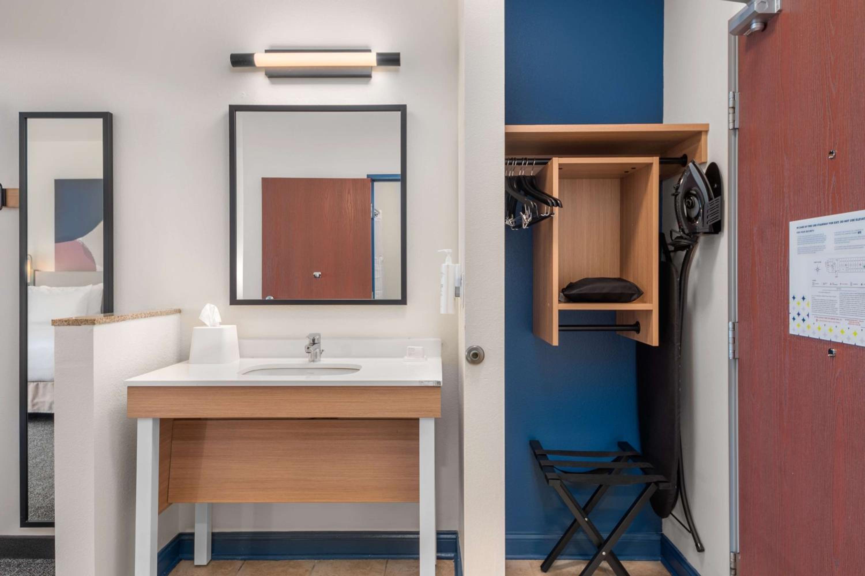 King Room with Bath Tub - Mobility/Hearing Access photo 2