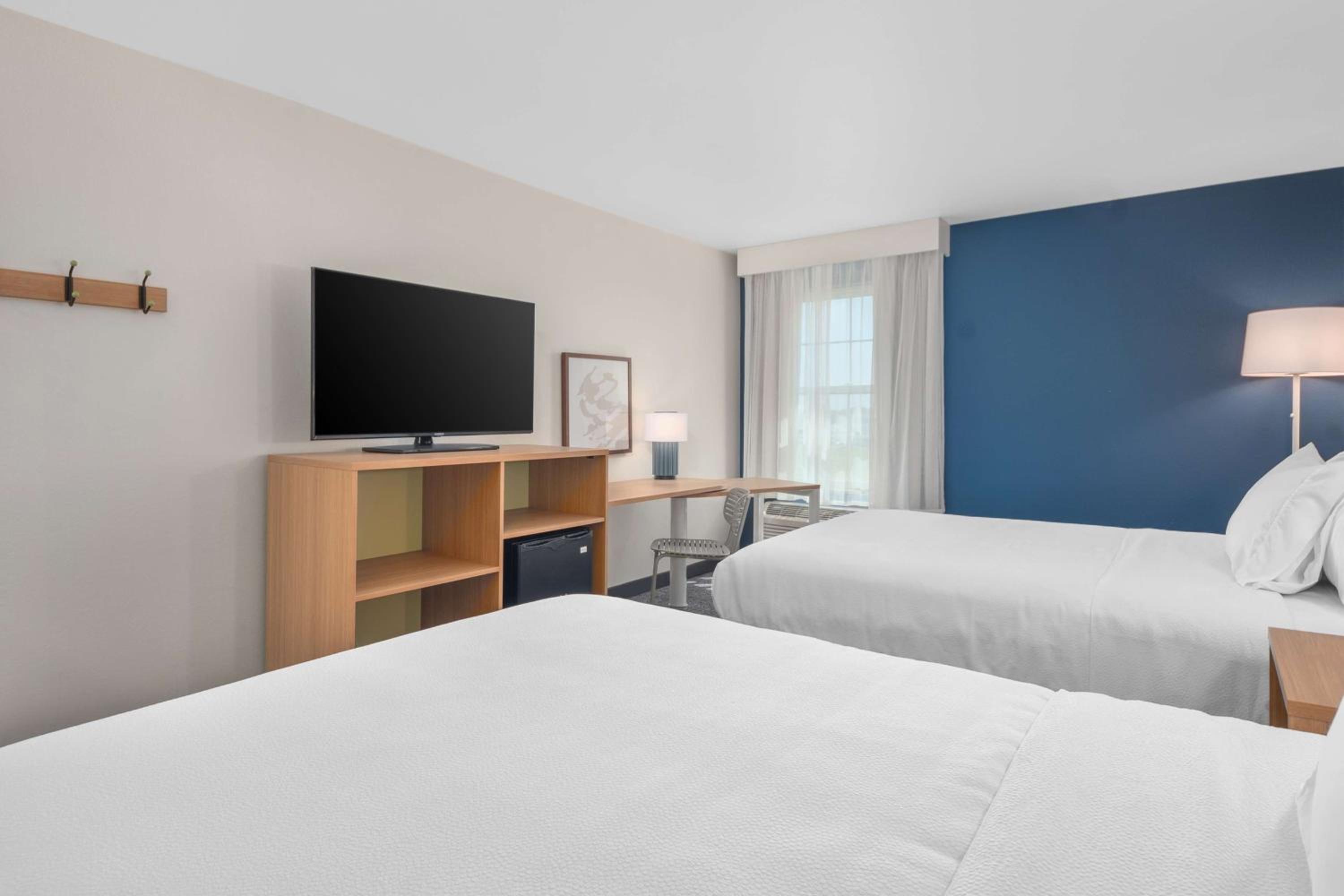 Queen Room with Two Queen Beds photo 2