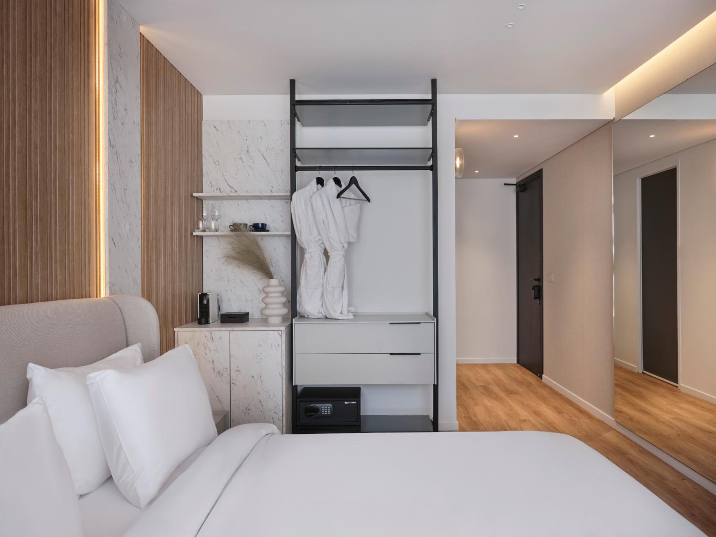 Standard King Room photo 1