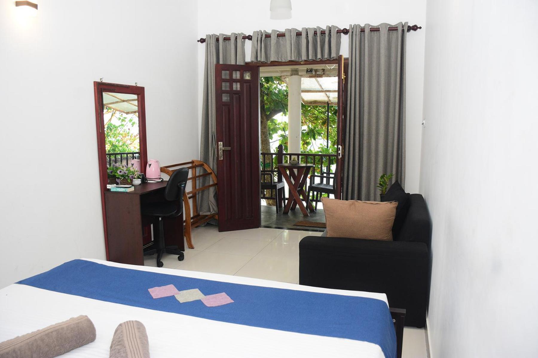 Deluxe Double Room with Sea View - Photo 10