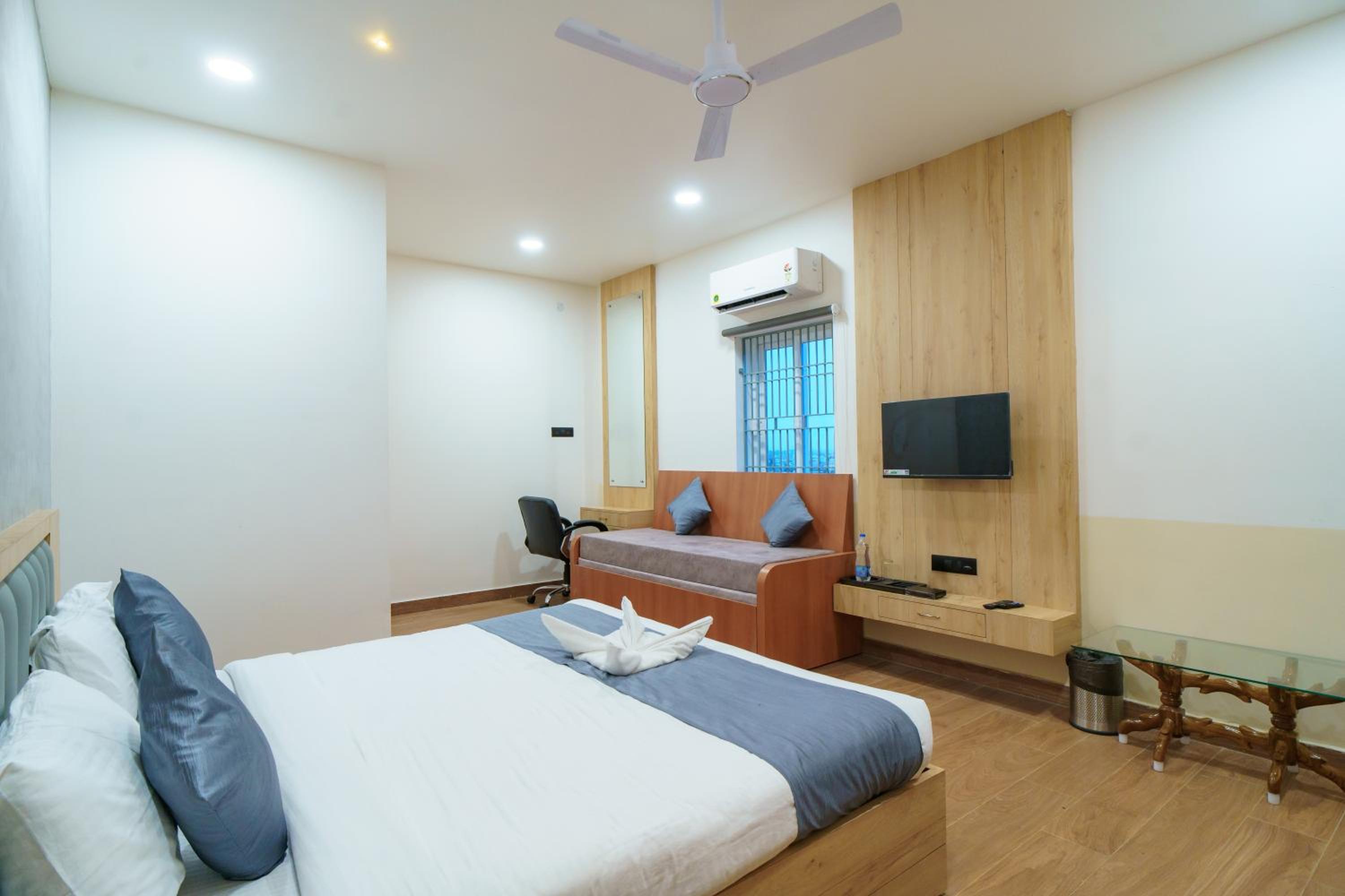 Deluxe Double Room (2 Adults + 1 Child)
