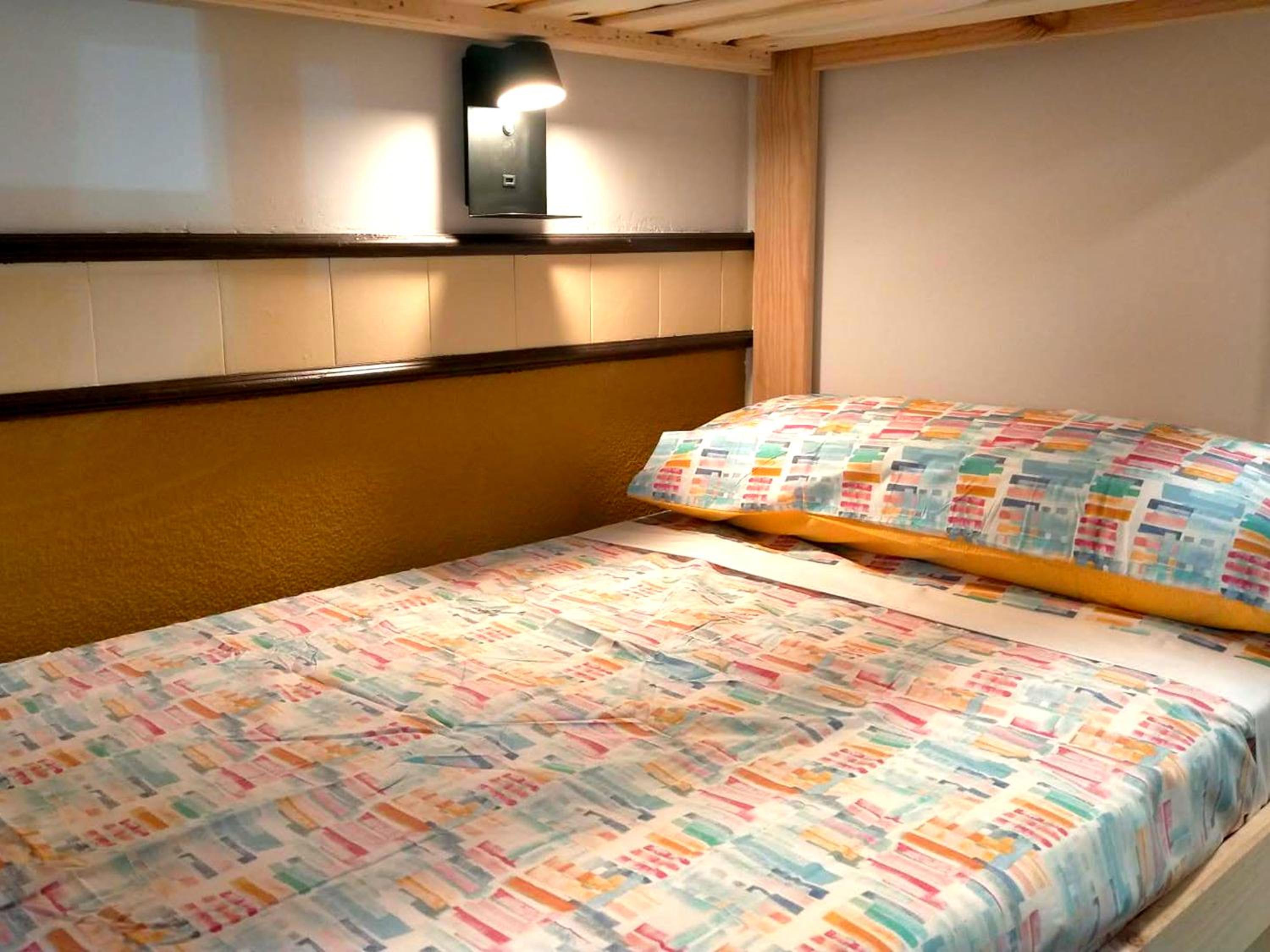 Cama en habitación compartida de 8 camas