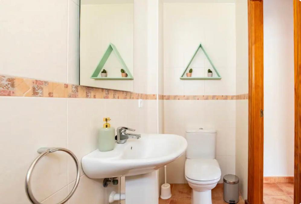 Three-Bedroom House photo 3