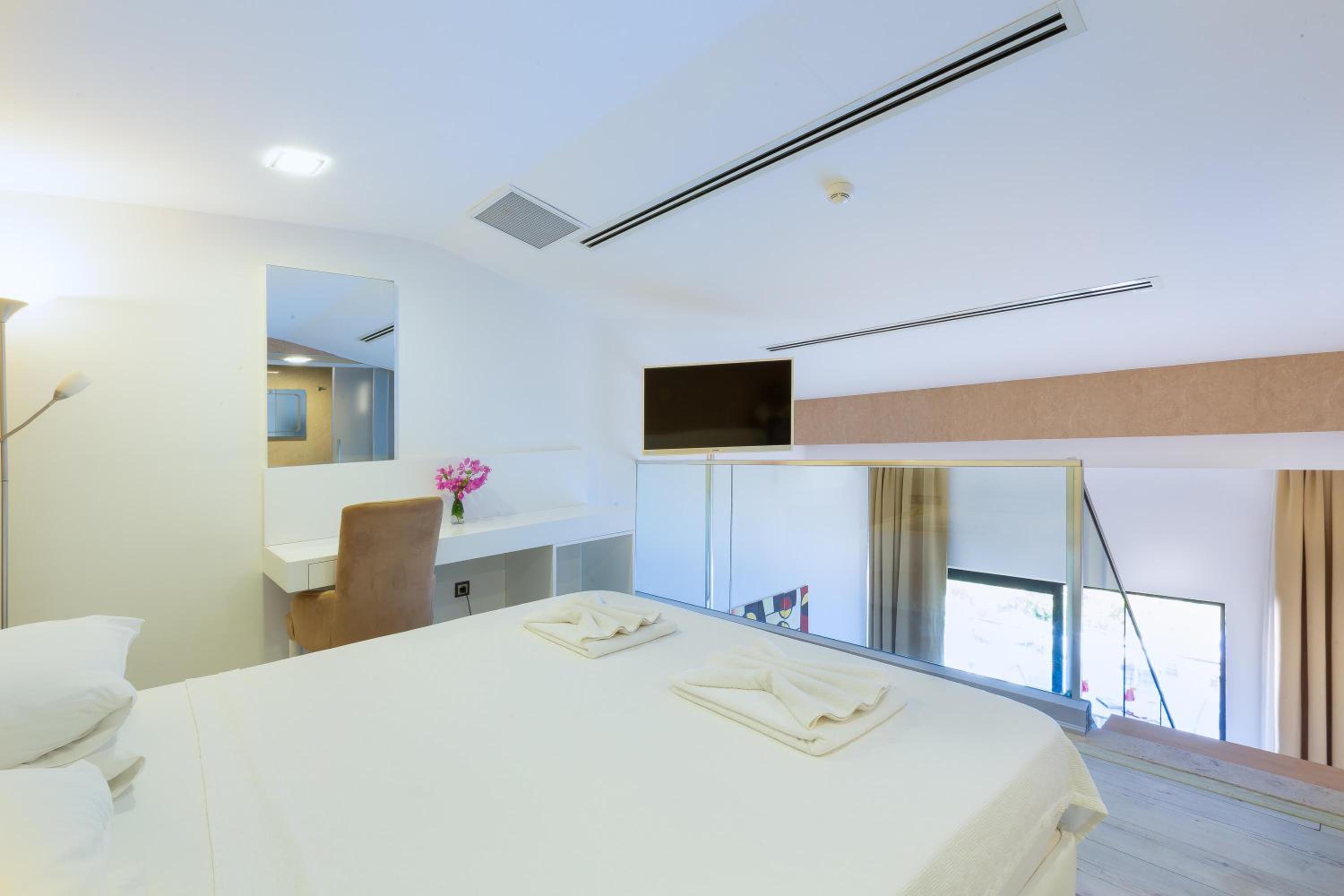 Deluxe Suite with Spa Bath - Photo 2