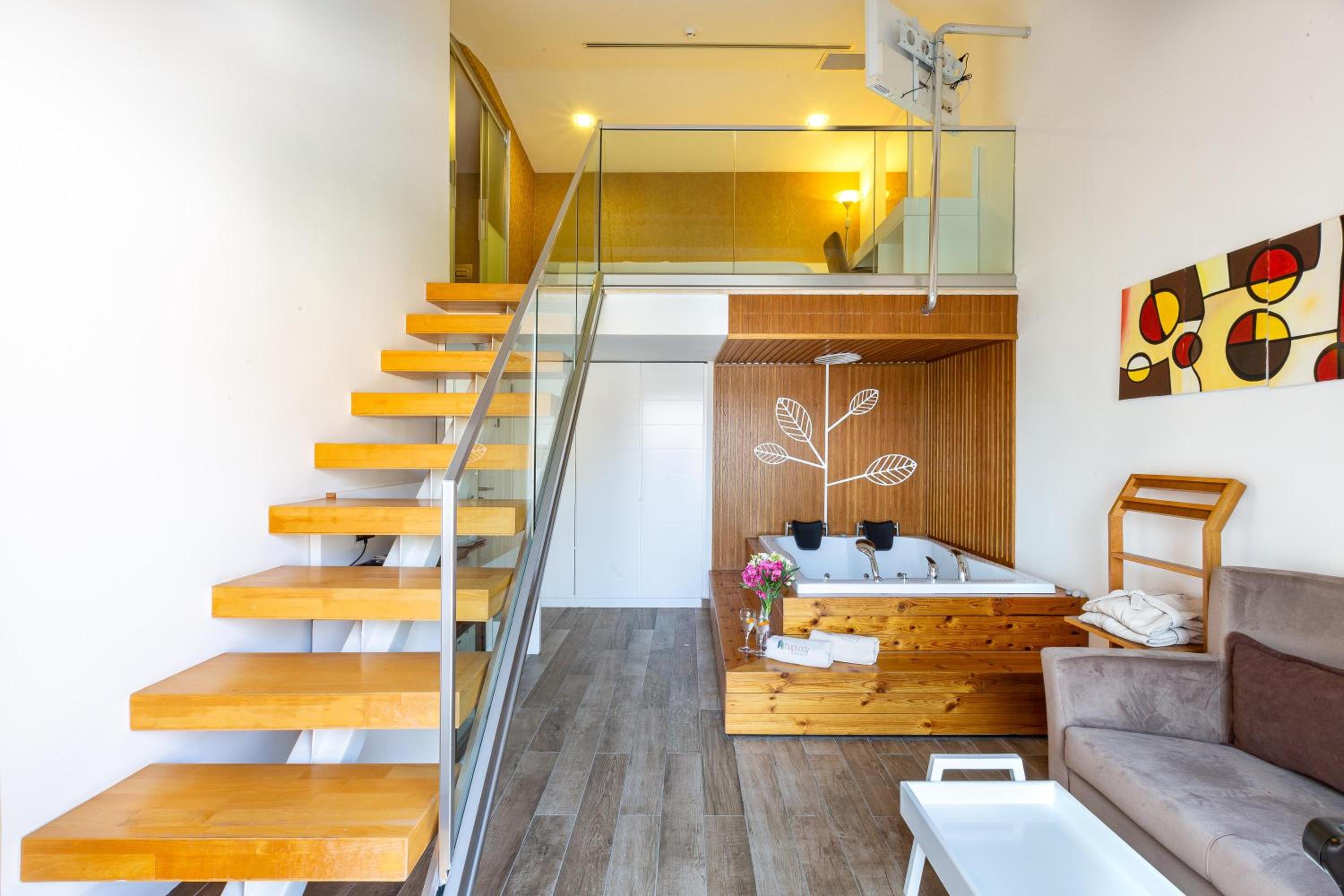 Deluxe Suite with Spa Bath - Photo 4