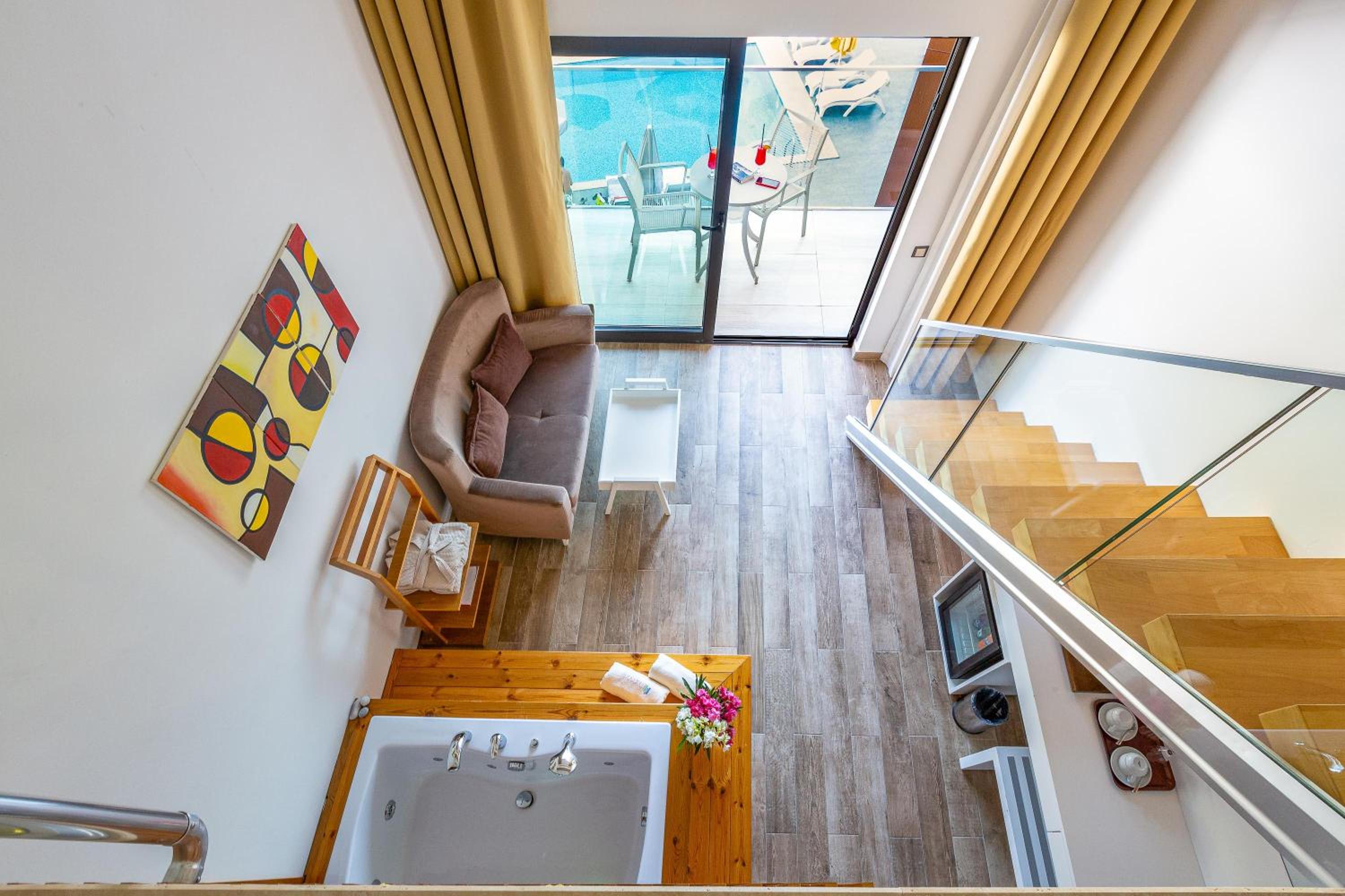 Deluxe Suite with Spa Bath - Photo 6