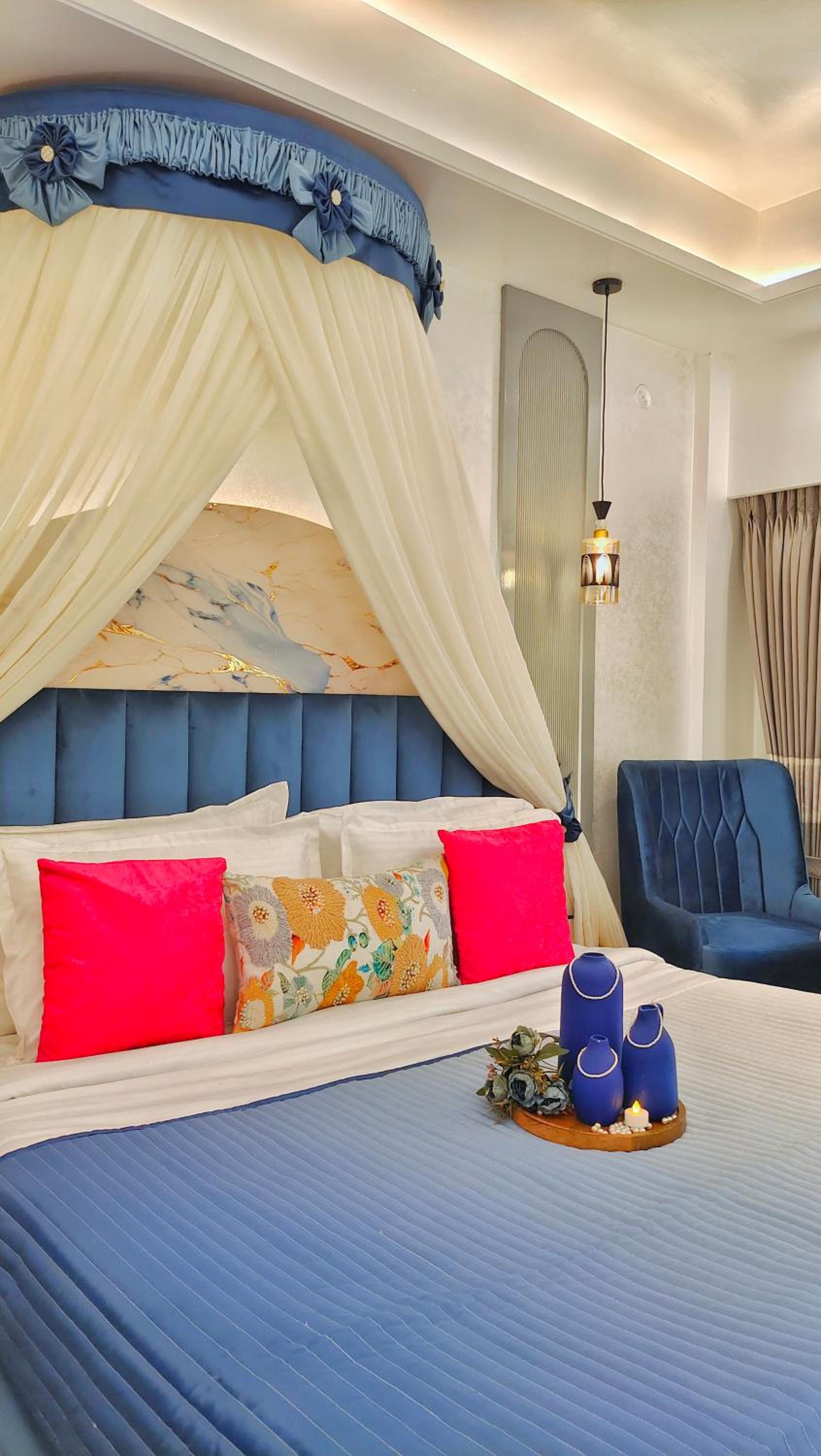 Luxurious Bathtub Room with Canopy: Enjoy 10% off on - F&B, Spa, car Hire, Complimentary Welcome Drink & Hi-Tea, Candlelight Dinner & Room Decoration Available  - Photo 5