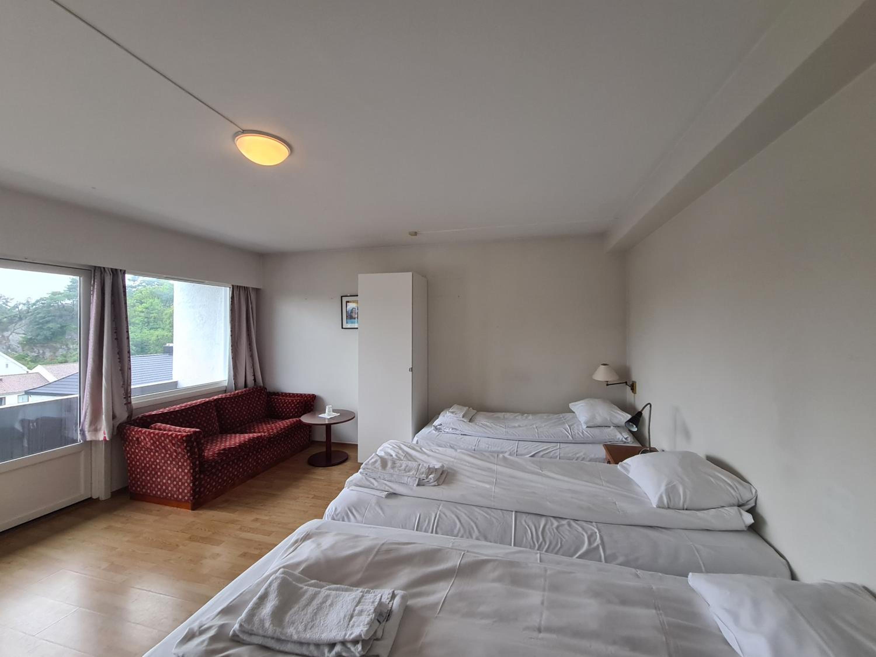Economy Quadruple Room - Photo 4