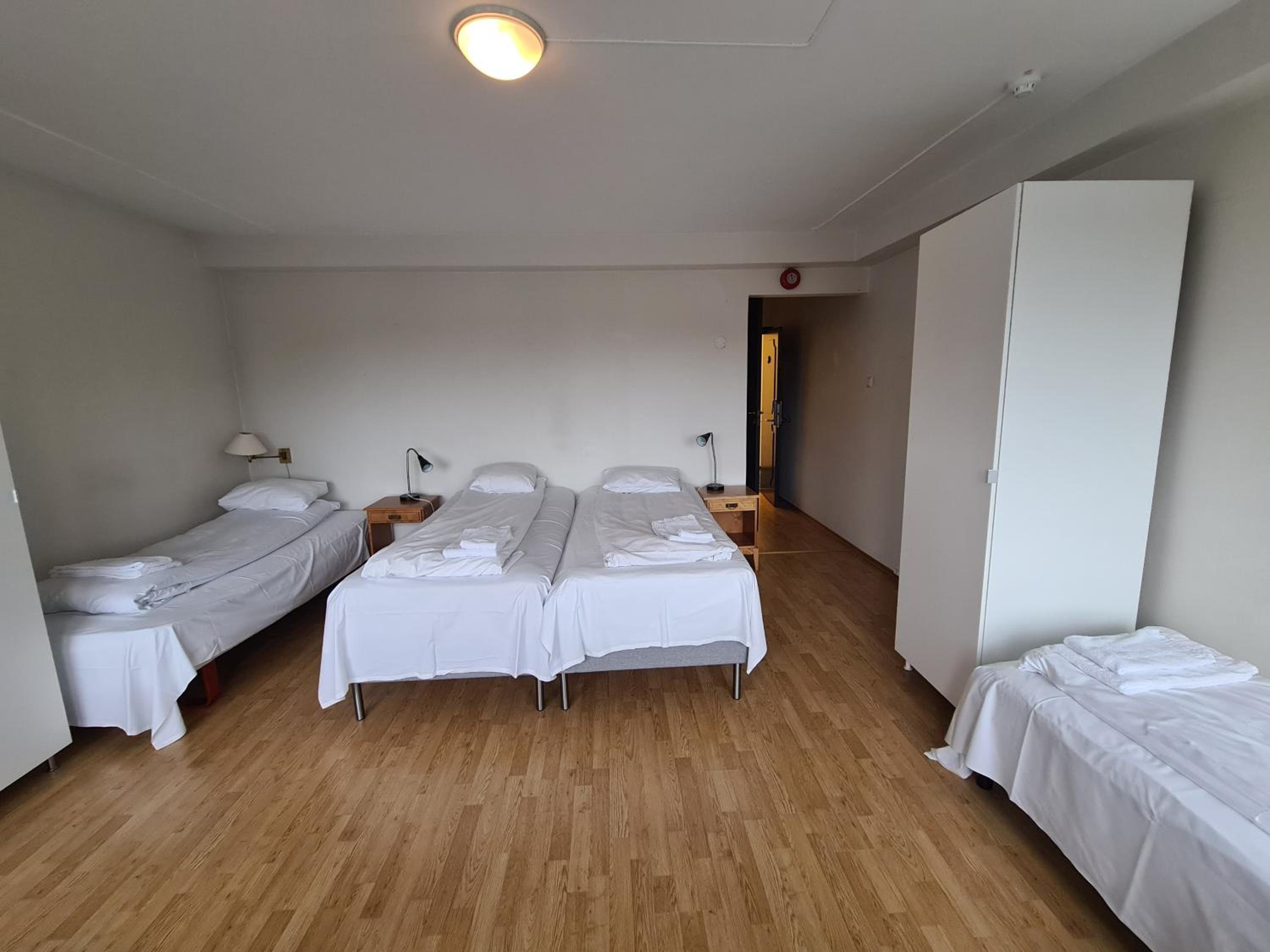 Economy Quadruple Room - Photo 6