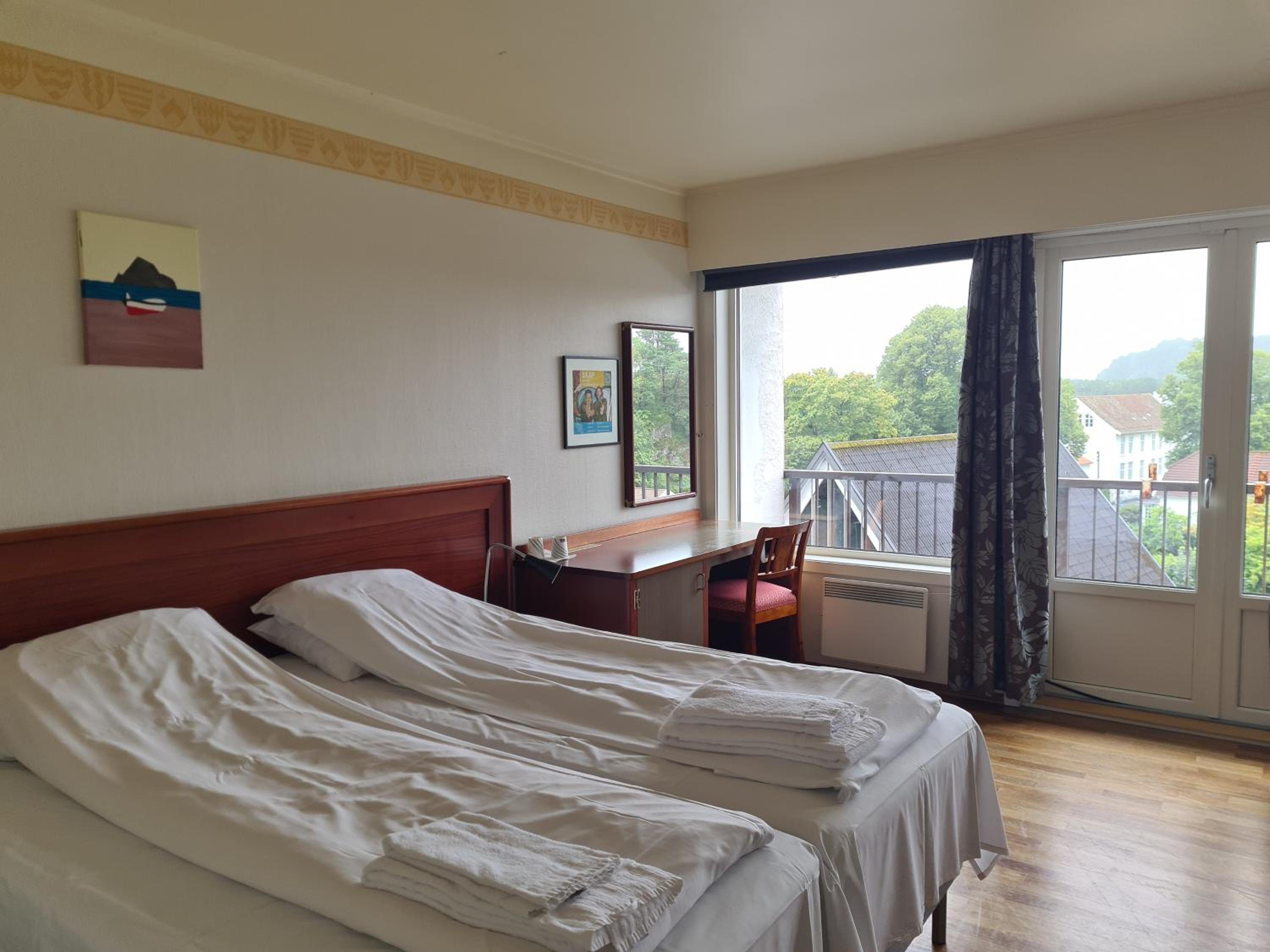 Double Room with Balcony - Photo 8