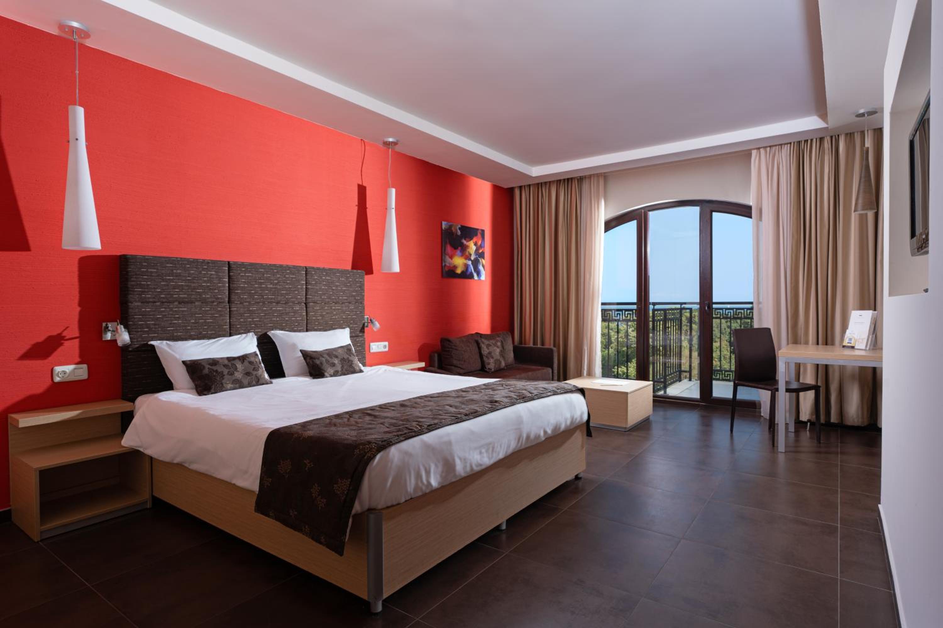 Two-Bedroom Apartment with Balcony - Free Aquapark & Beach Access