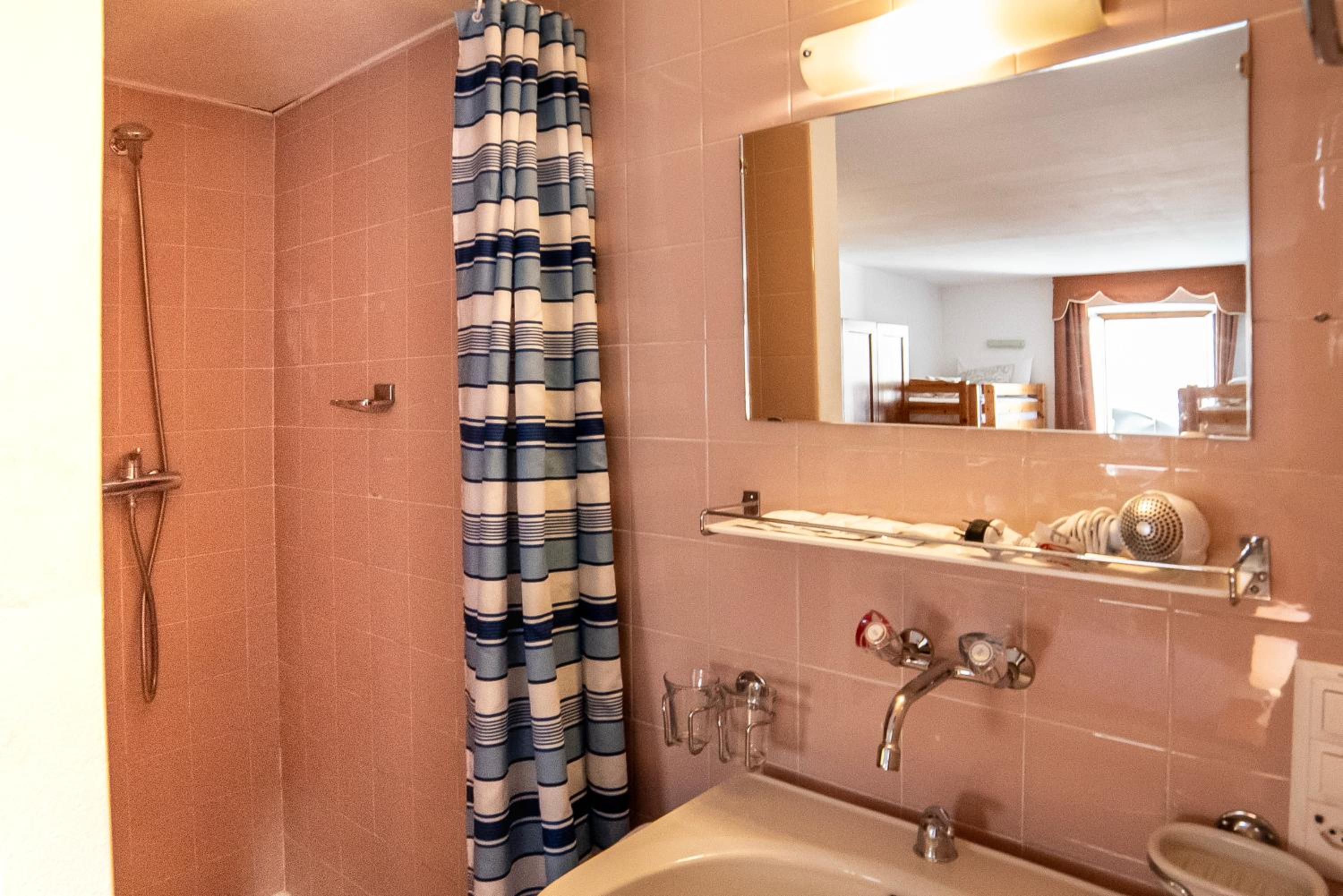 Sextuple Room - Photo 2