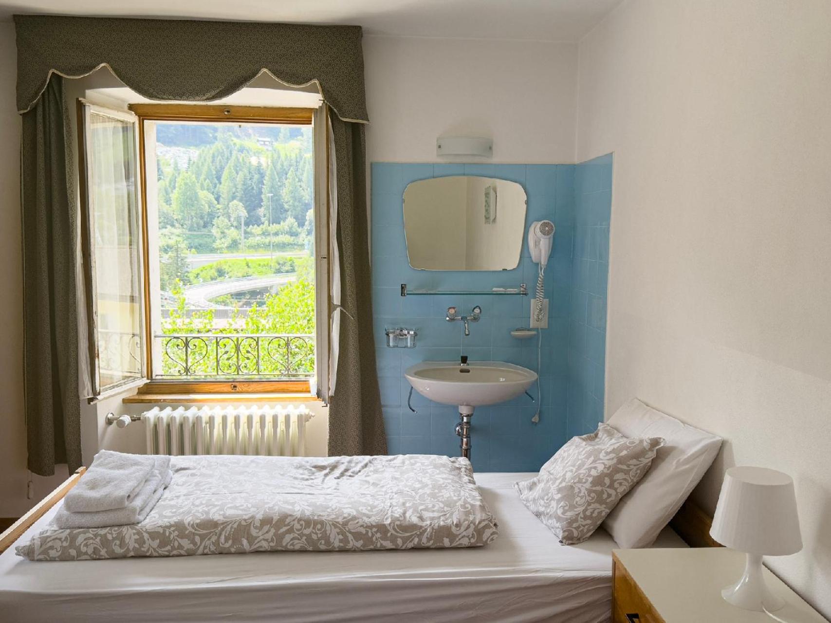 Twin Room with Shared Bathroom photo 3