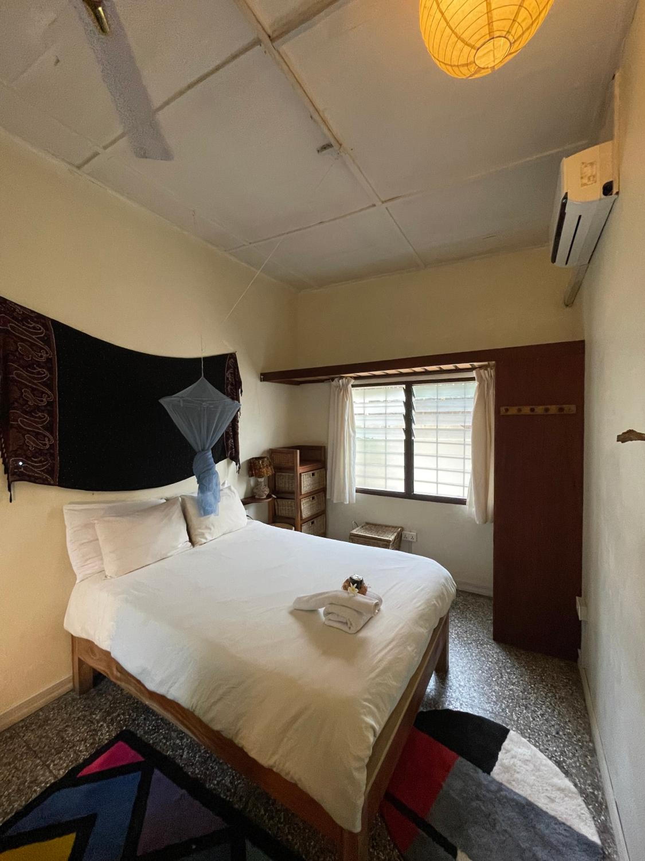 Queen Room with Shared Bathroom photo 3