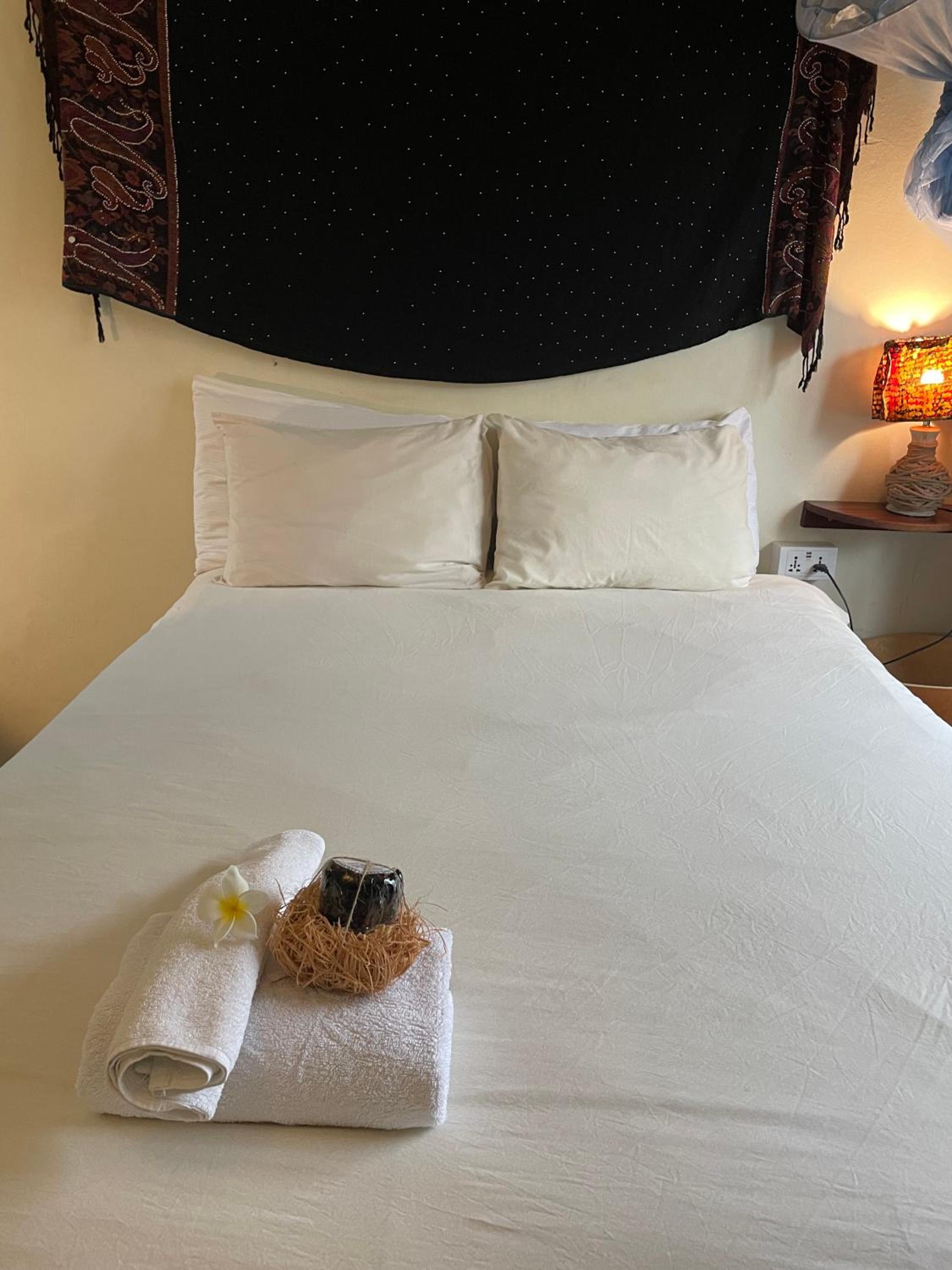 Queen Room with Shared Bathroom photo 1