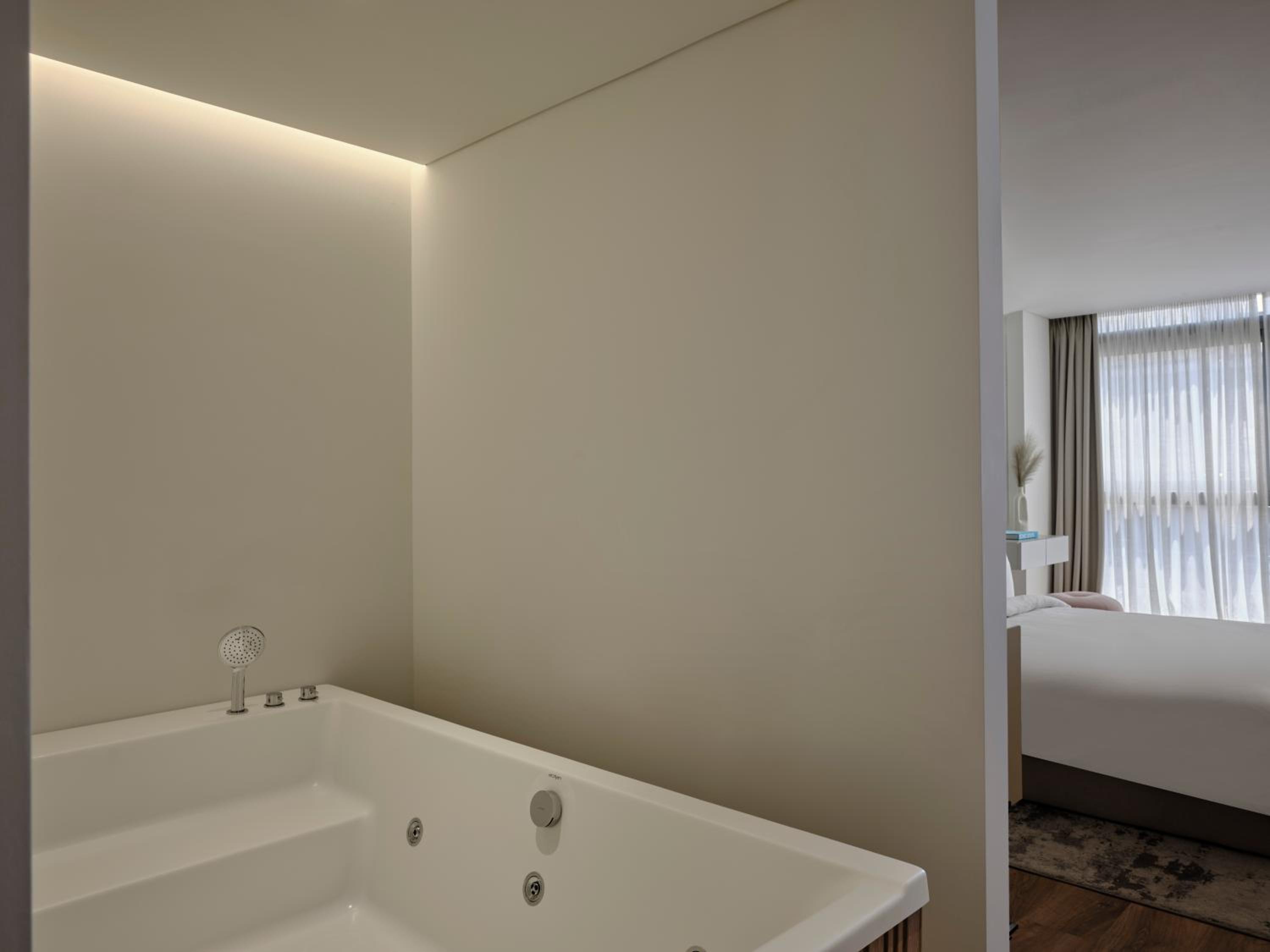 Executive King Room with Hot Tub photo 2