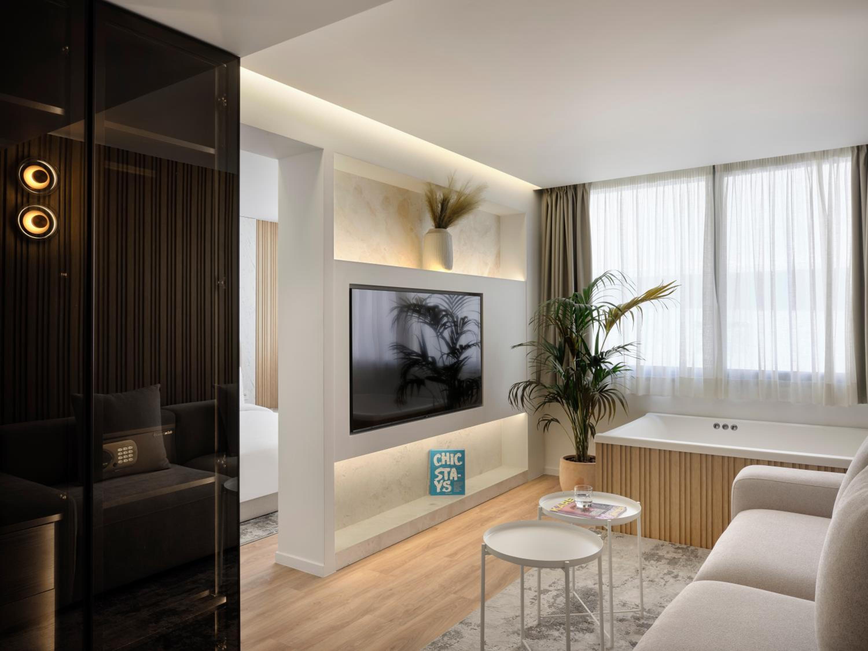 Deluxe Suite with Spa Bath photo 1