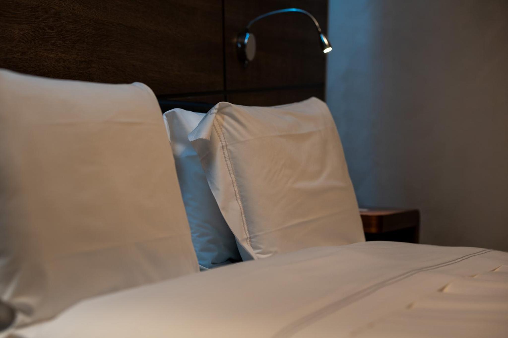 Deluxe Double Room thumbnail 5