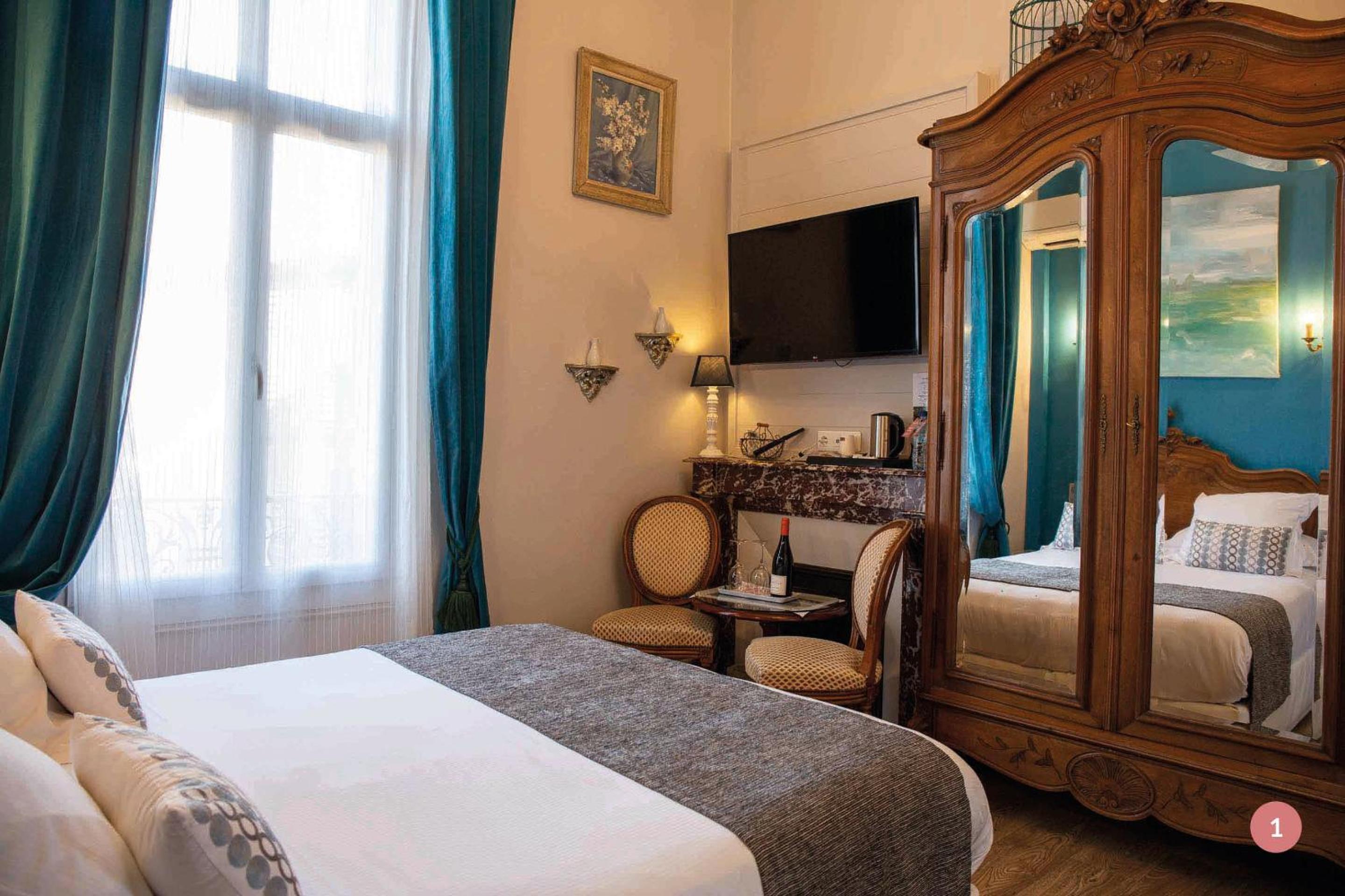 Deluxe Room with Balcony - Photo 6