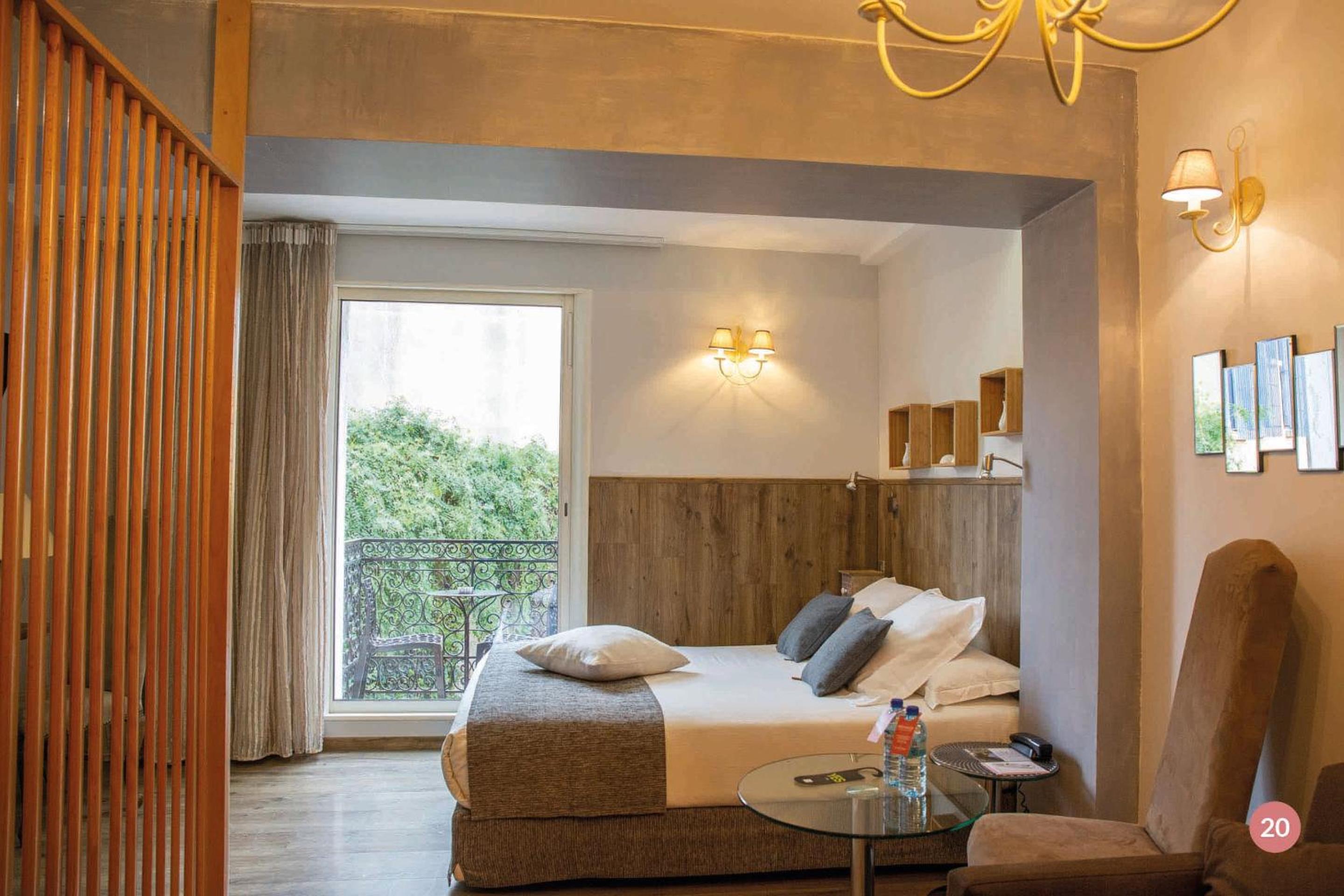 Deluxe Room with Balcony - Photo 8