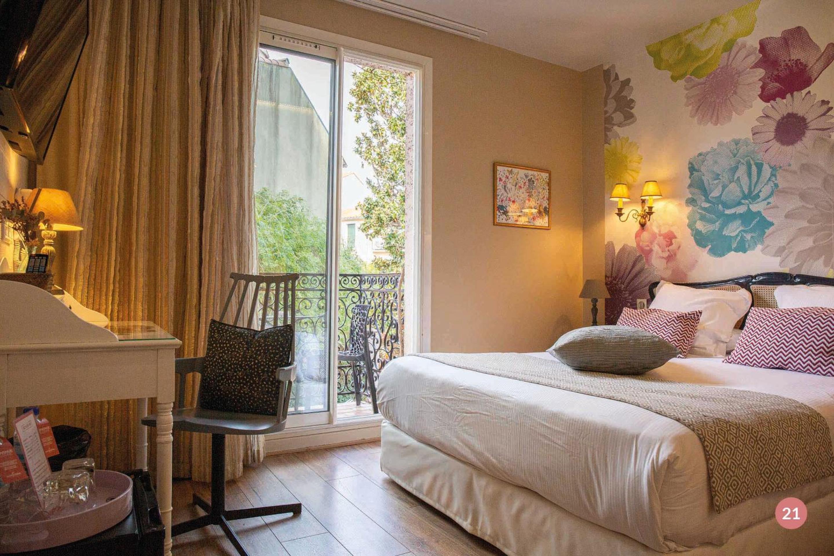 Deluxe Room with Balcony - Photo 10