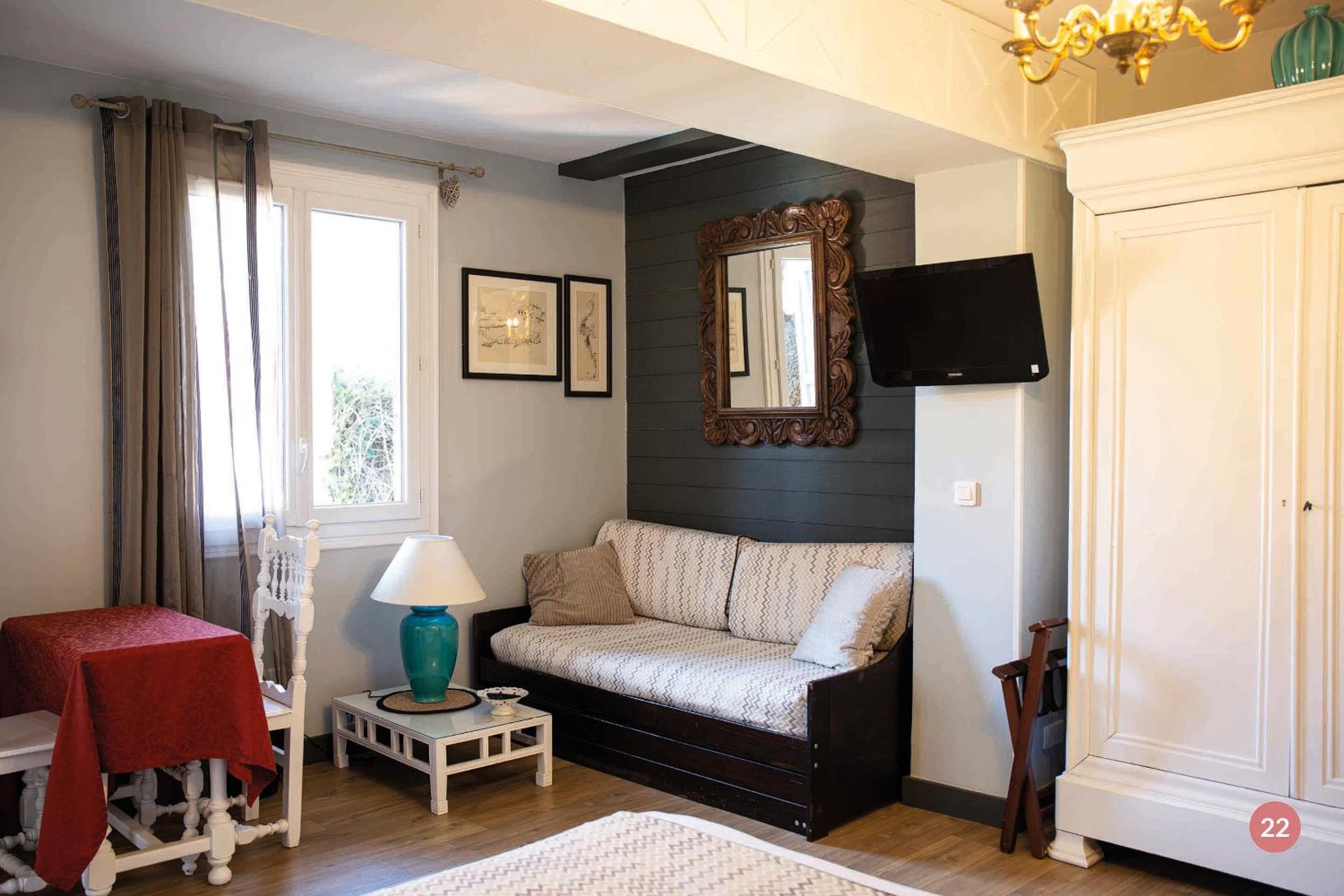 Deluxe Room with Balcony - Photo 4