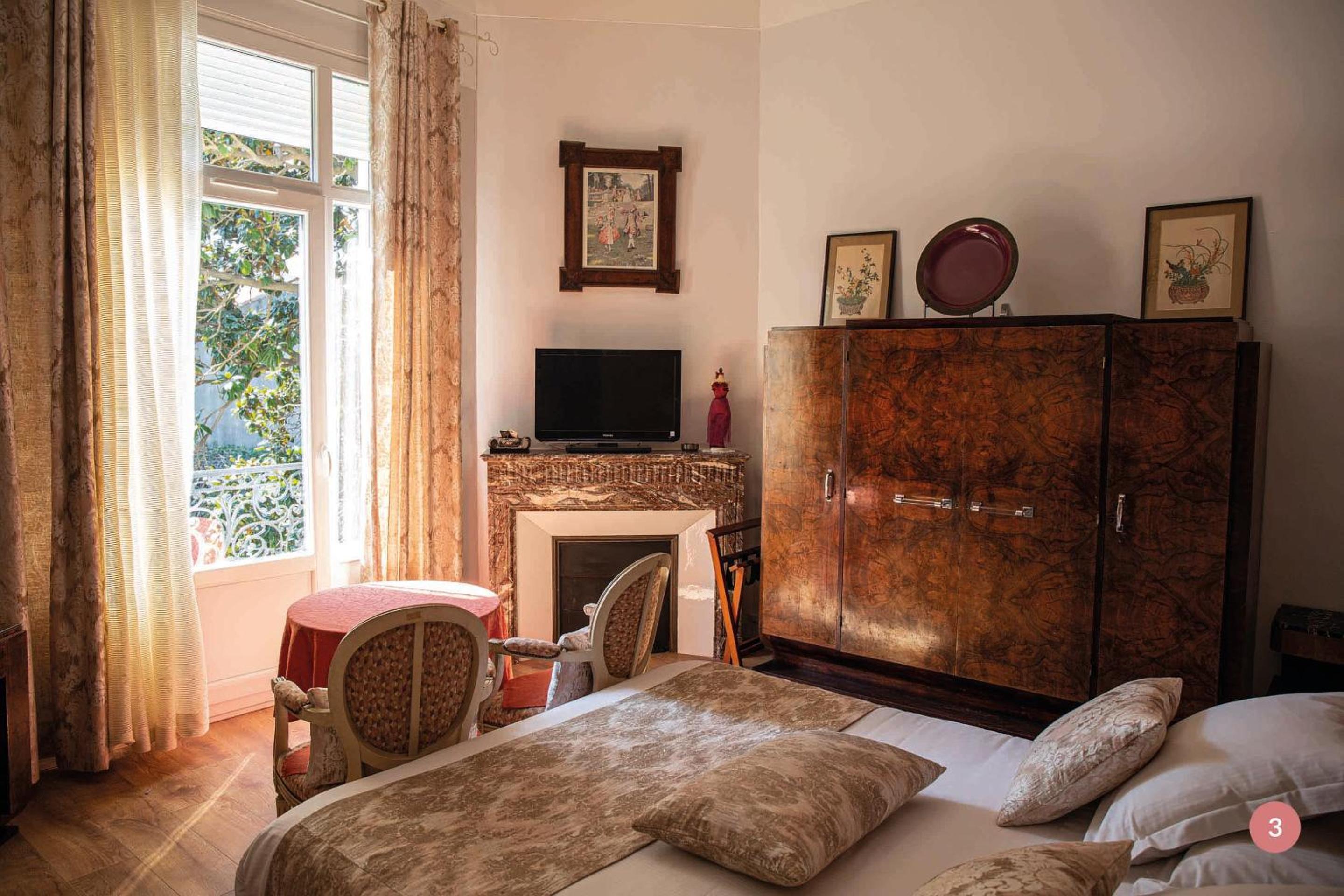 Deluxe Room with Balcony - Photo 9