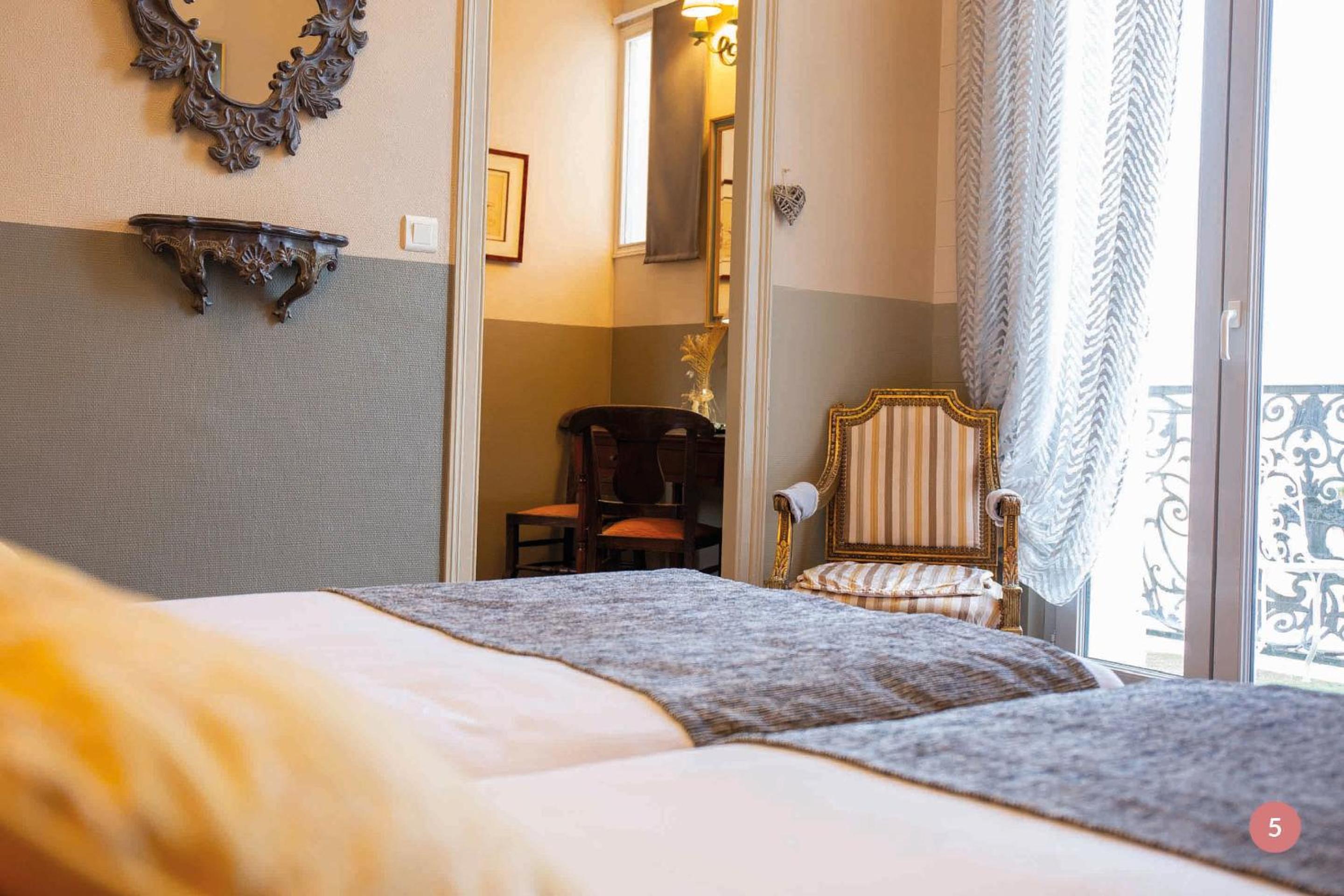 Deluxe Room with Balcony - Photo 3