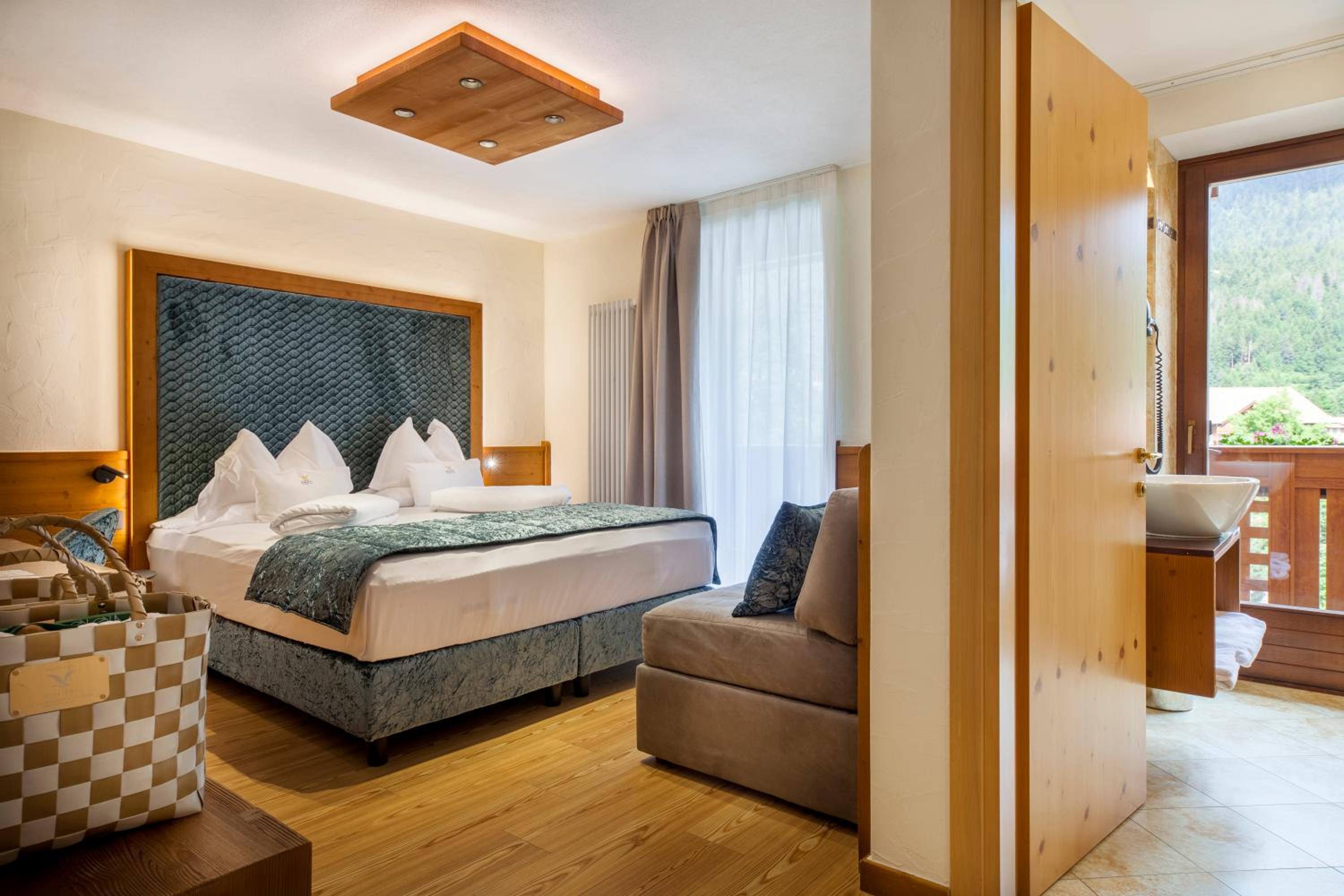 Superior Double or Twin Room with Mountain View and Spa Access
