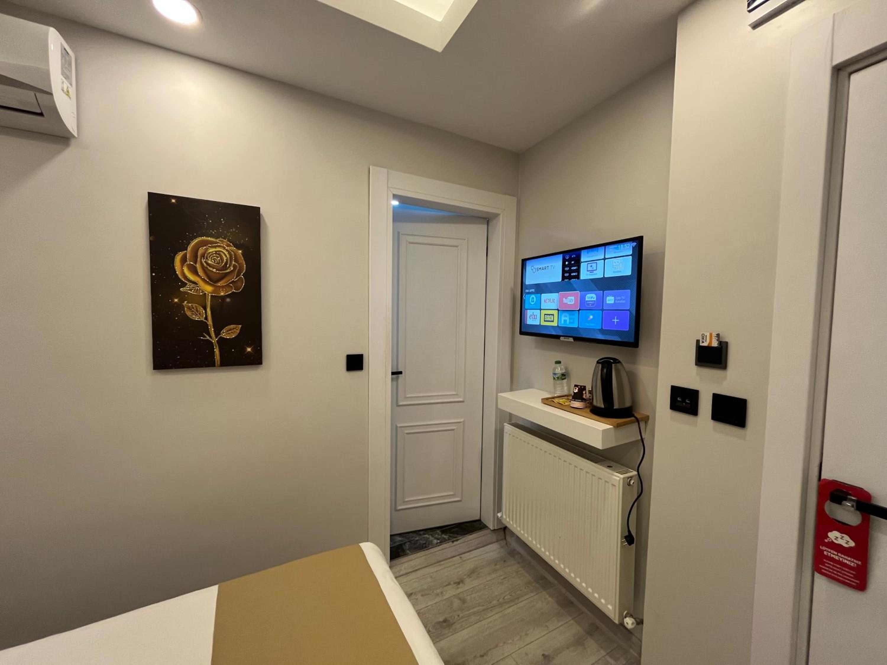 Single Room with Private Bathroom photo 3