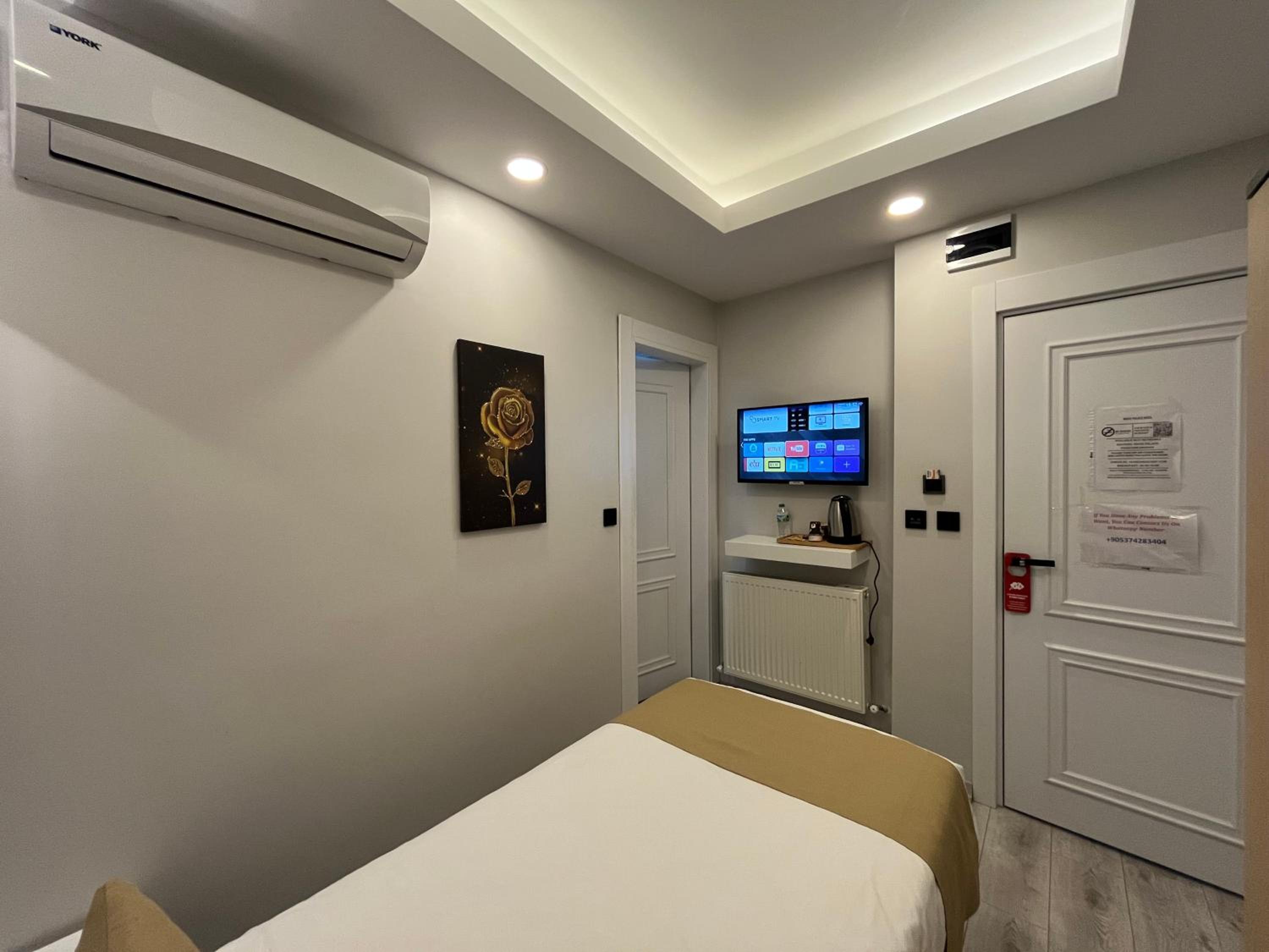 Single Room with Private Bathroom photo 2
