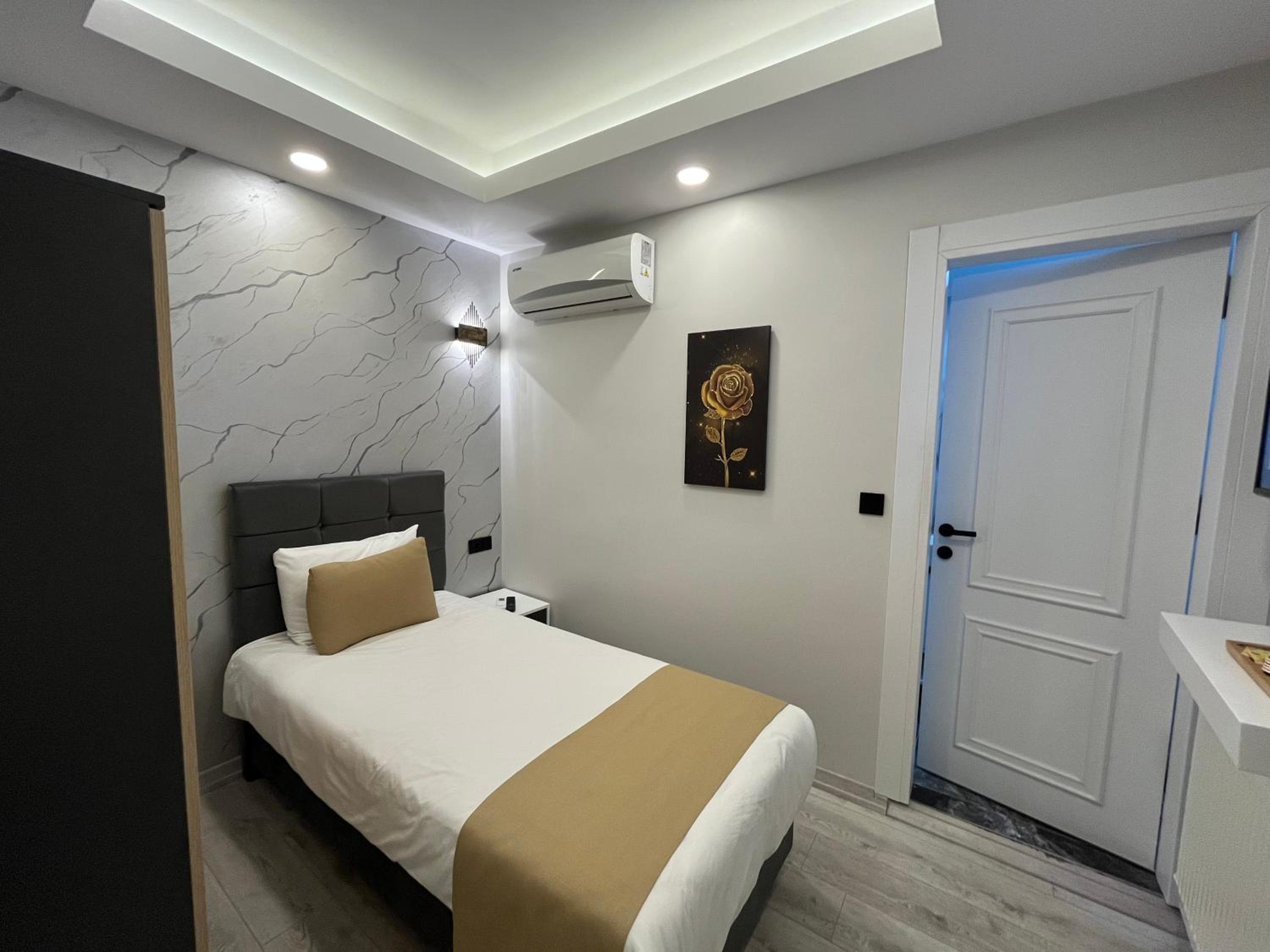 Single Room with Private Bathroom photo 1
