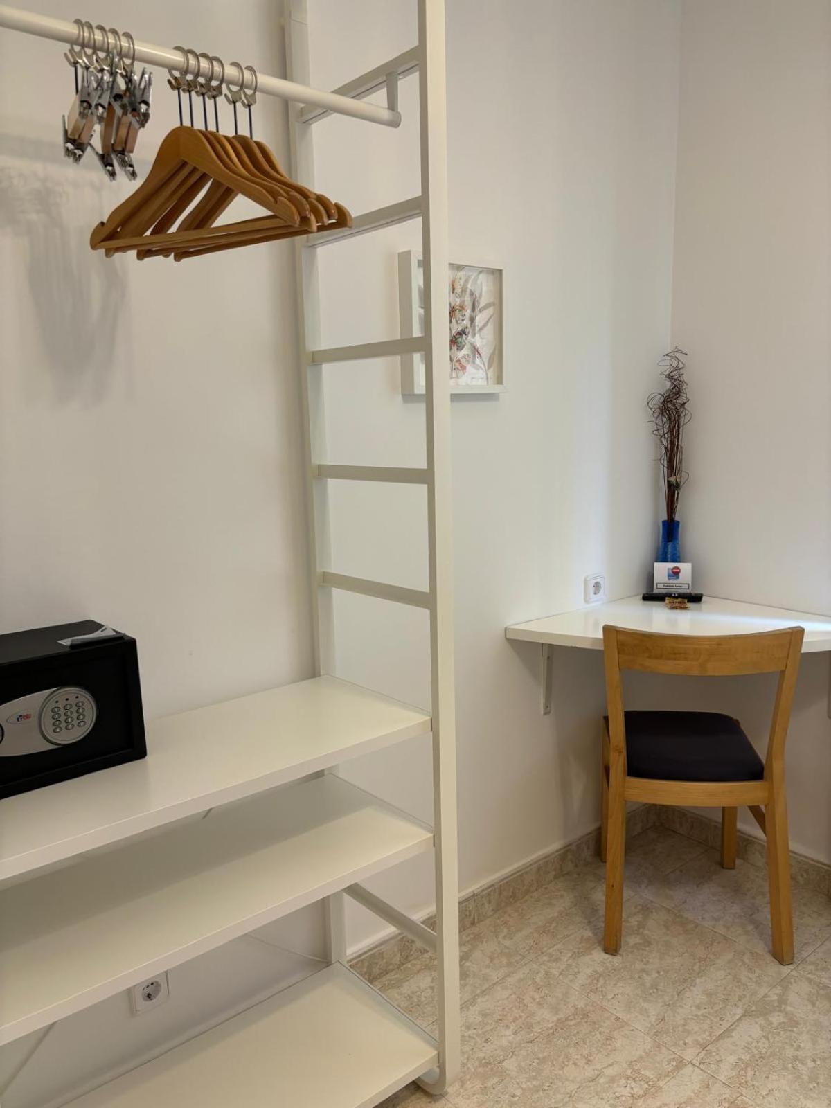 Single Room with Private Bathroom photo 2