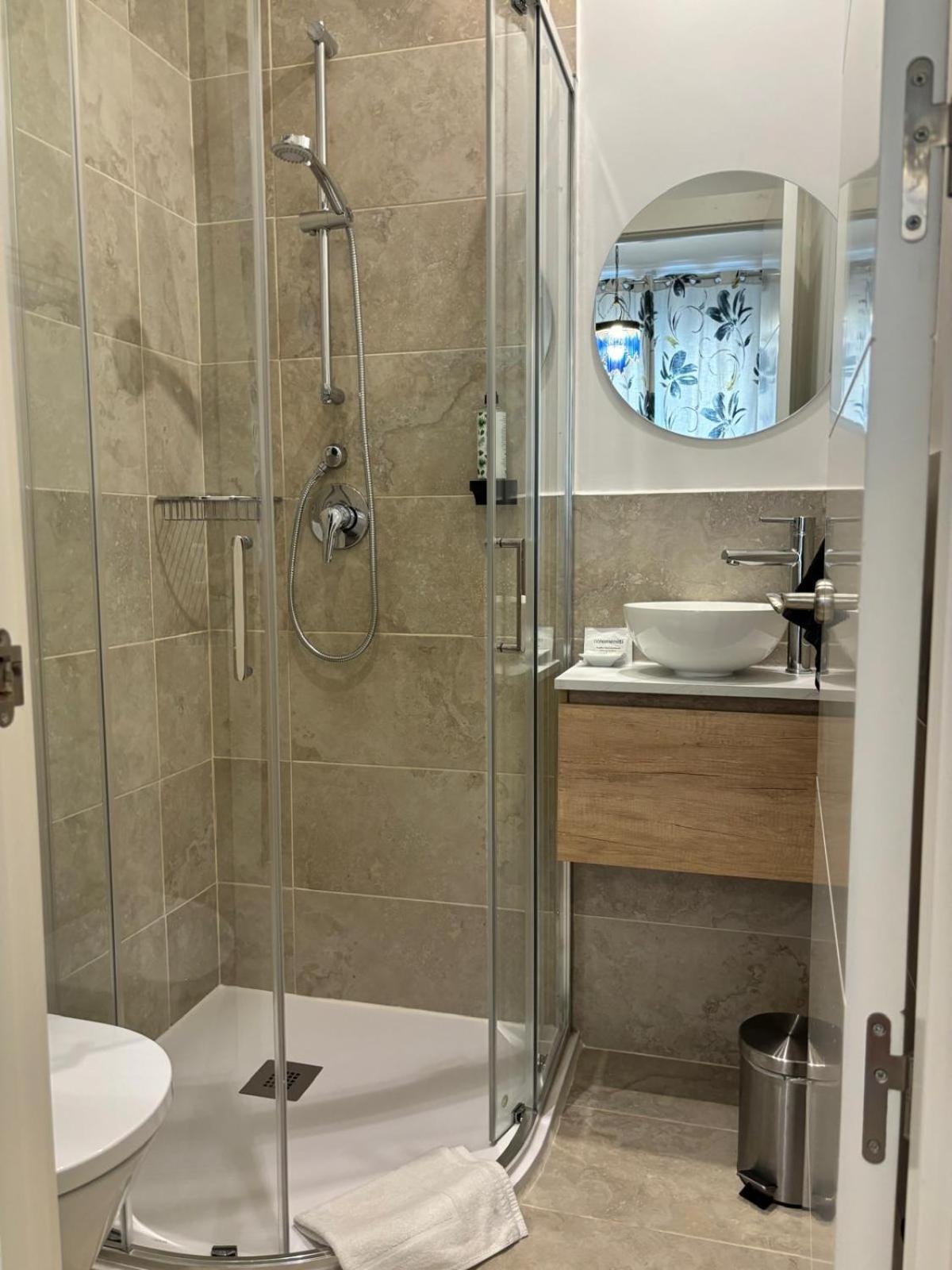 Single Room with Private Bathroom photo 3