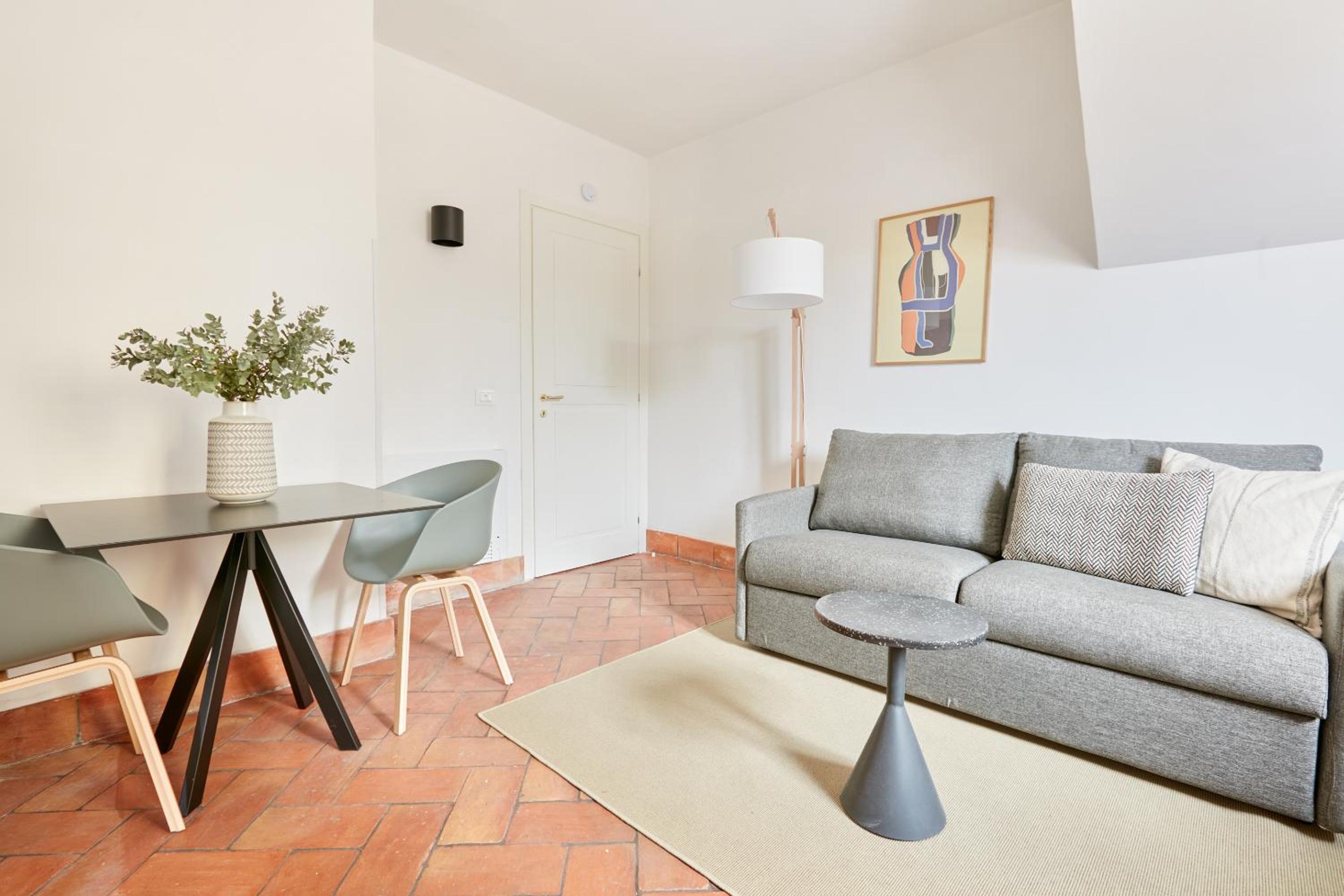 One-Bedroom Apartment photo 1