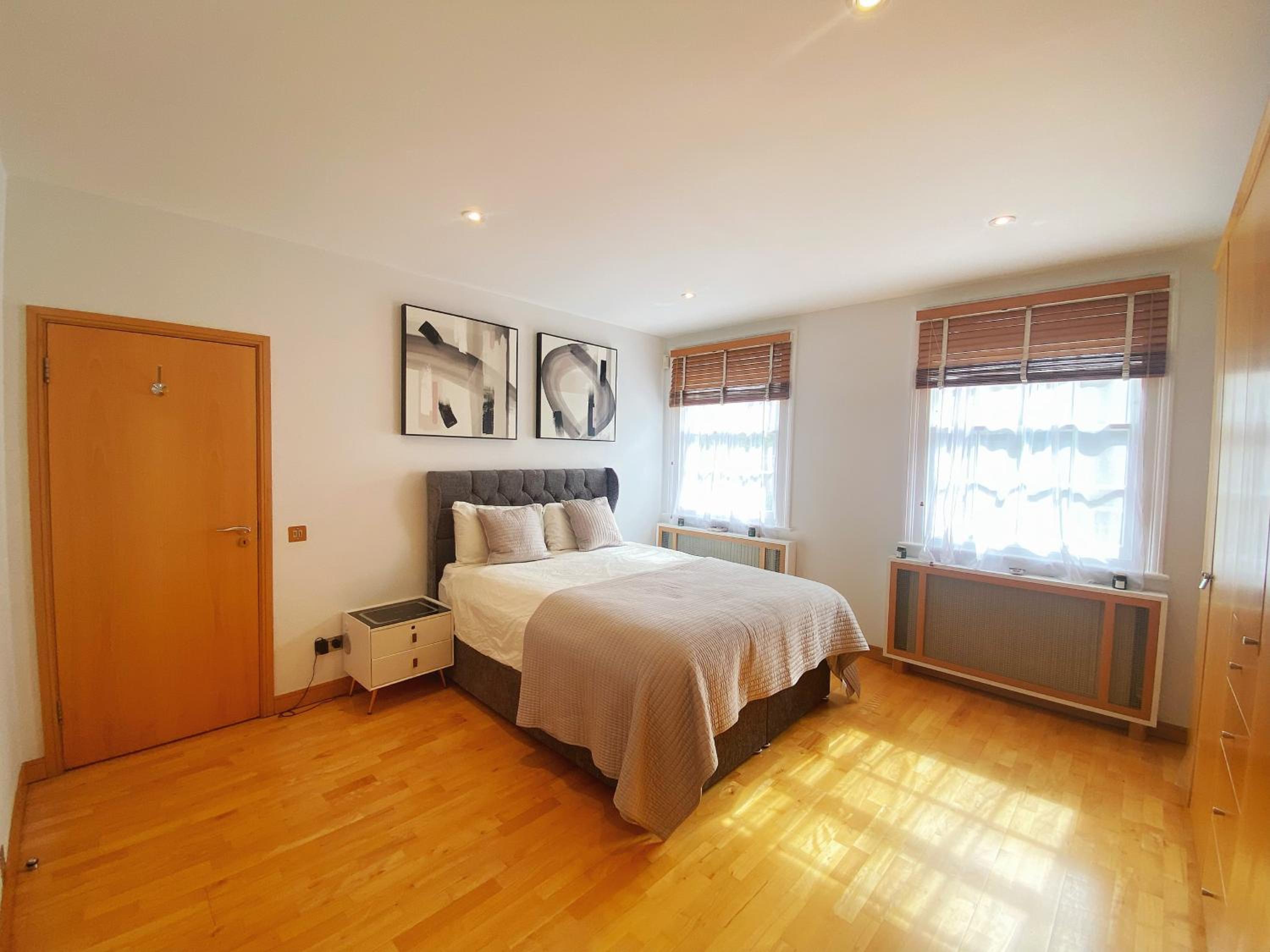 Five-Bedroom House photo 1