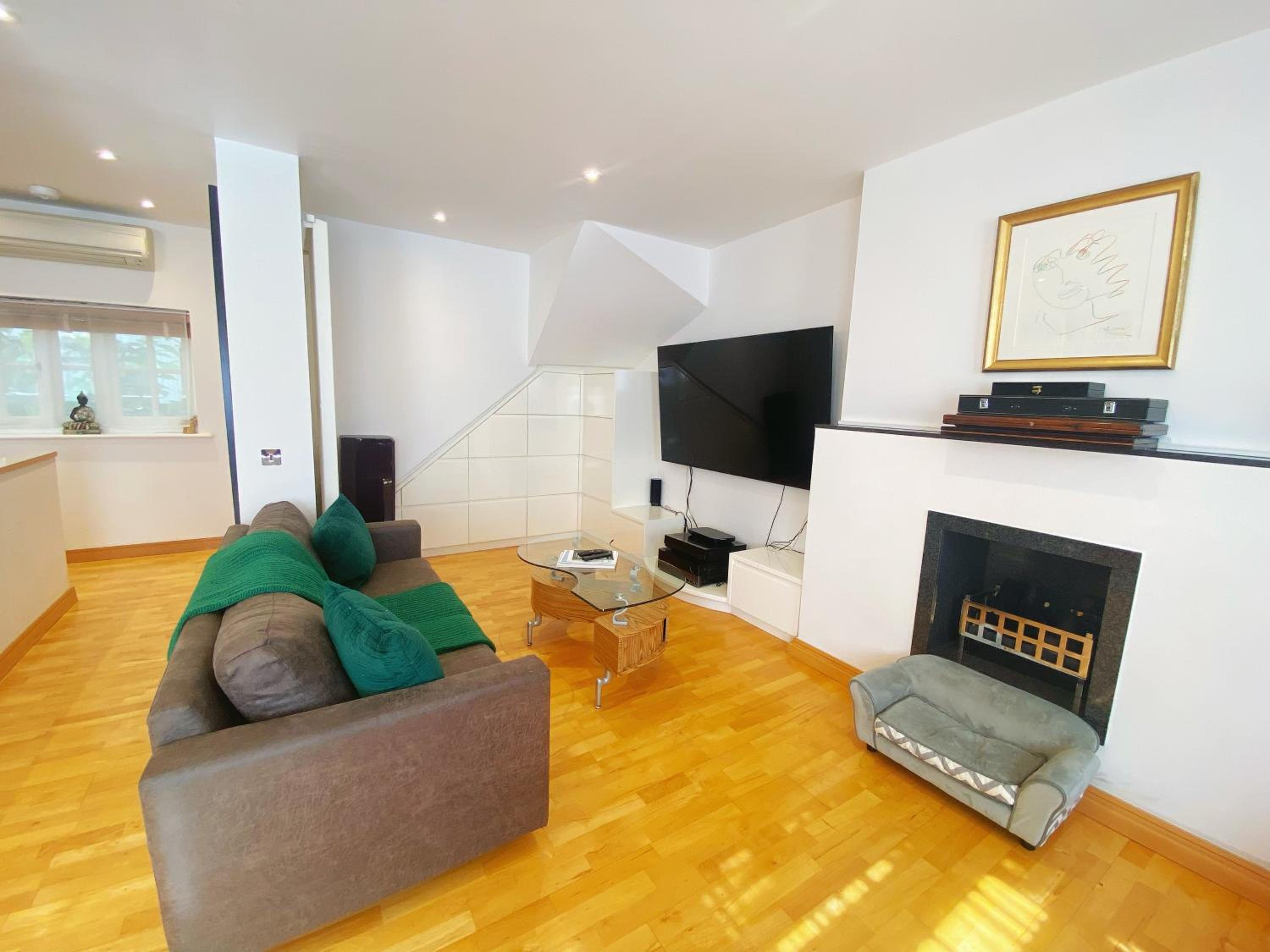 Five-Bedroom House photo 3