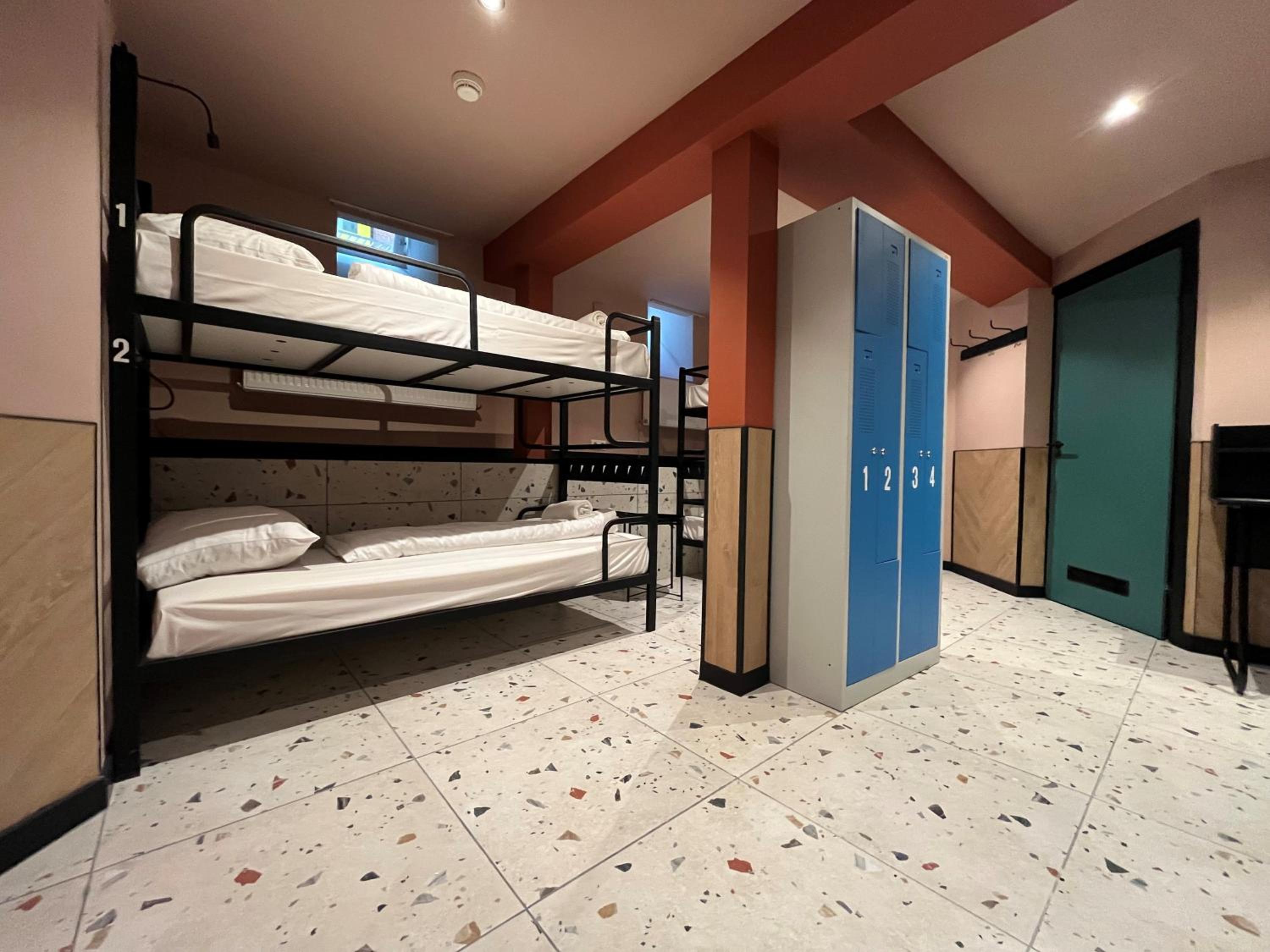 Private Room (6 Adults)