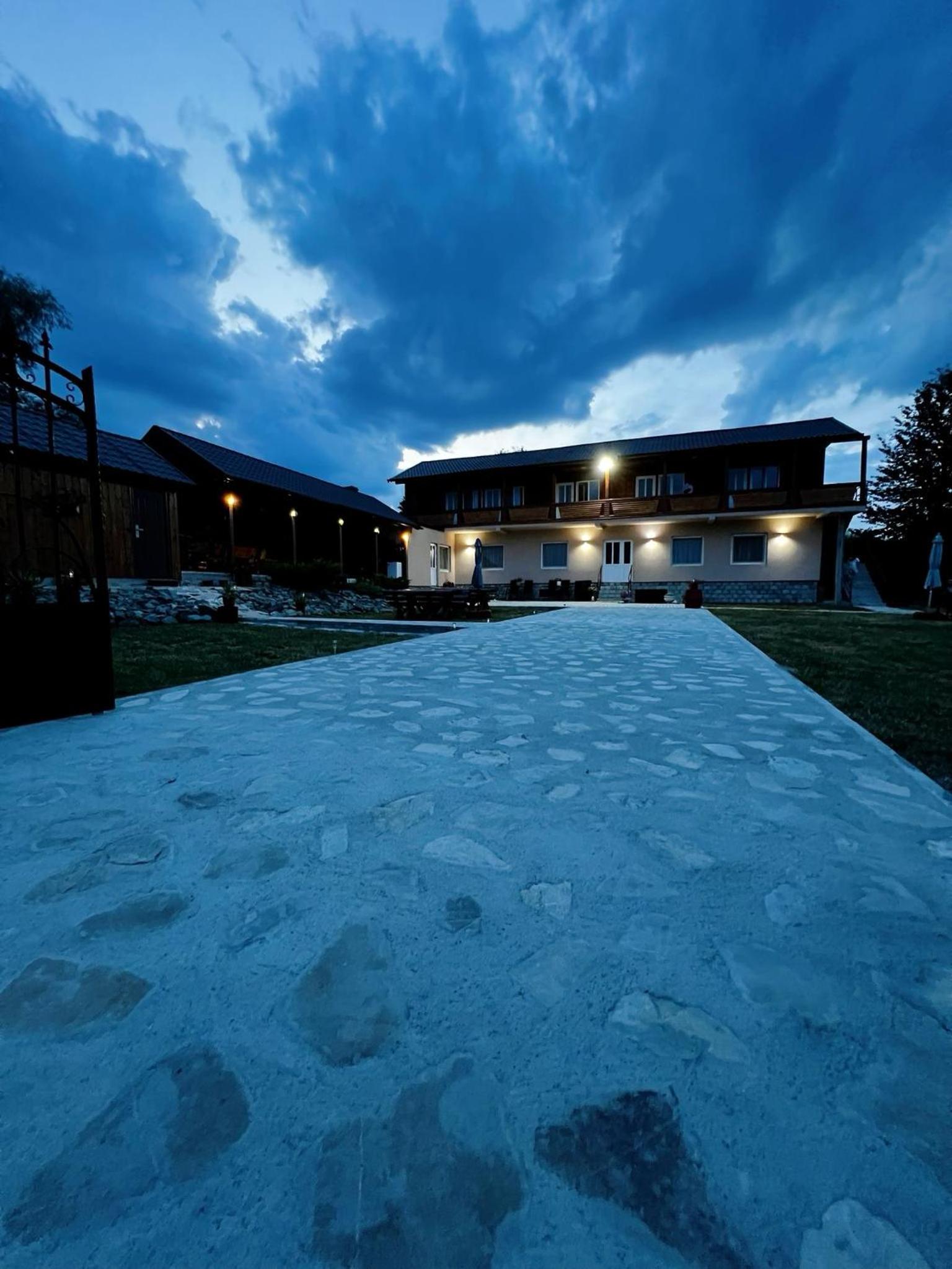 Five-Bedroom House photo 2