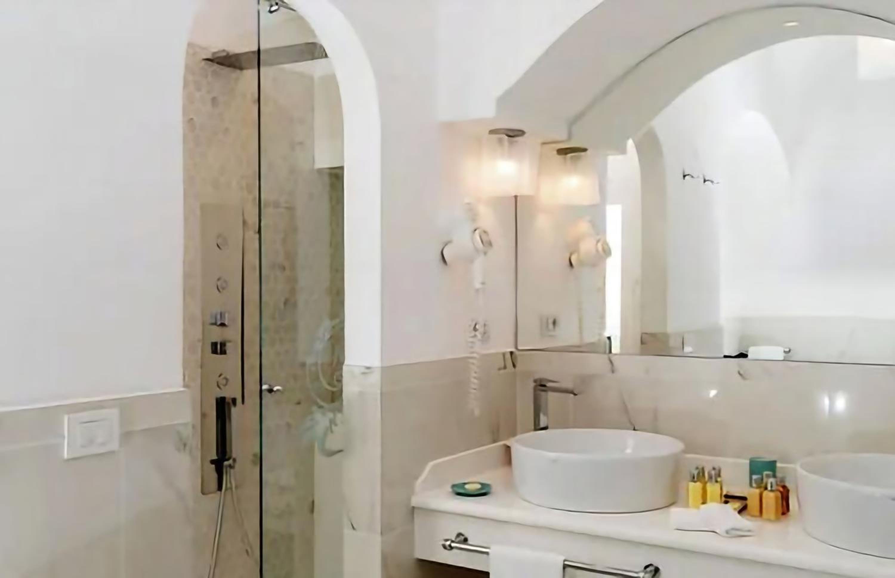 Executive Suite - Photo 7