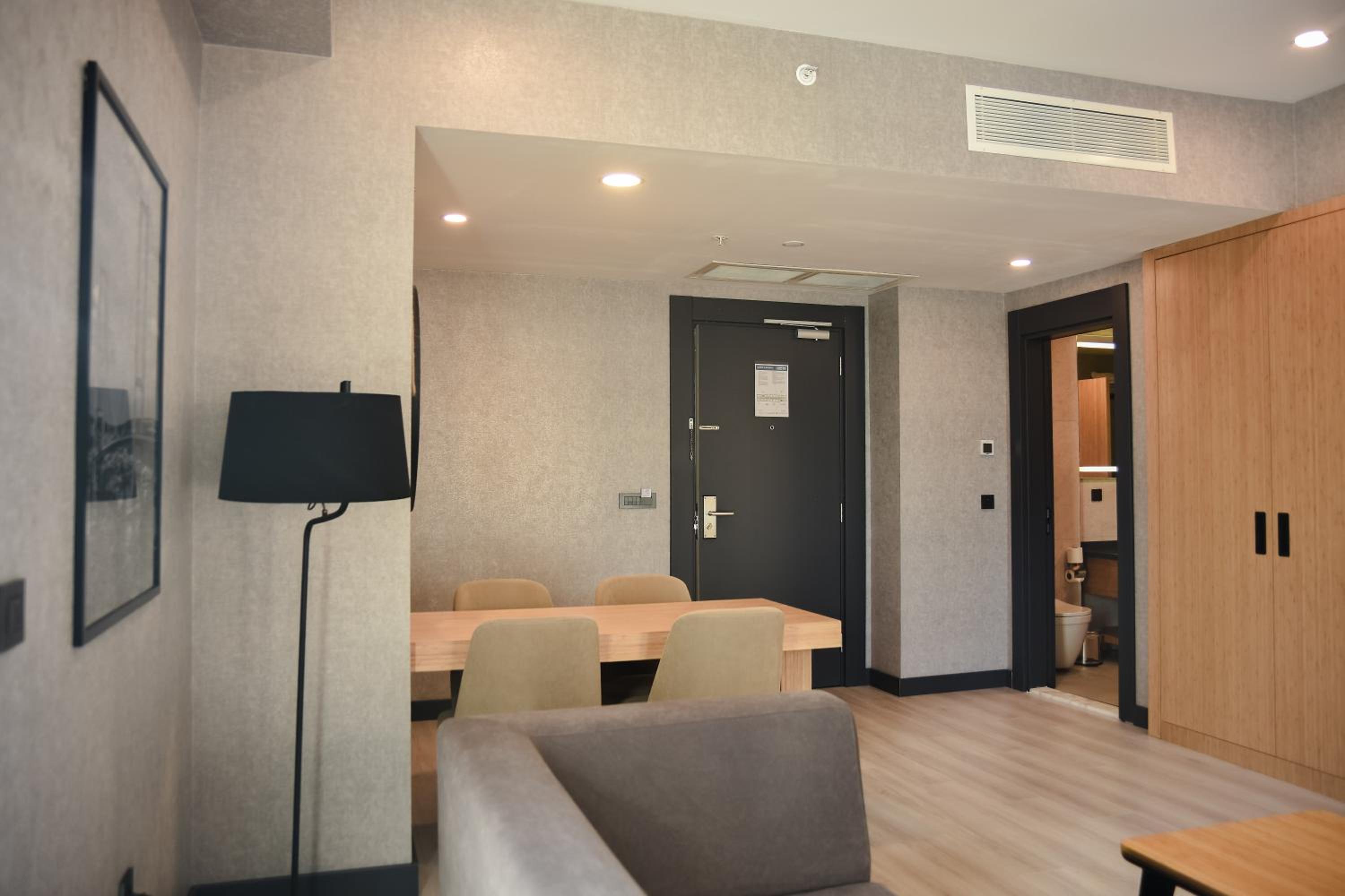 Corner Suite - Photo 4