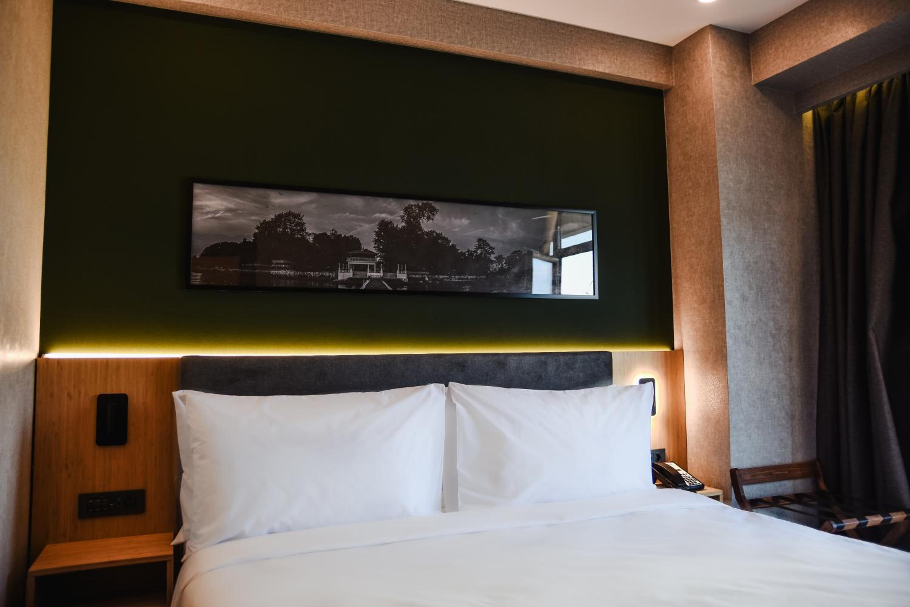 Corner Suite - Photo 5