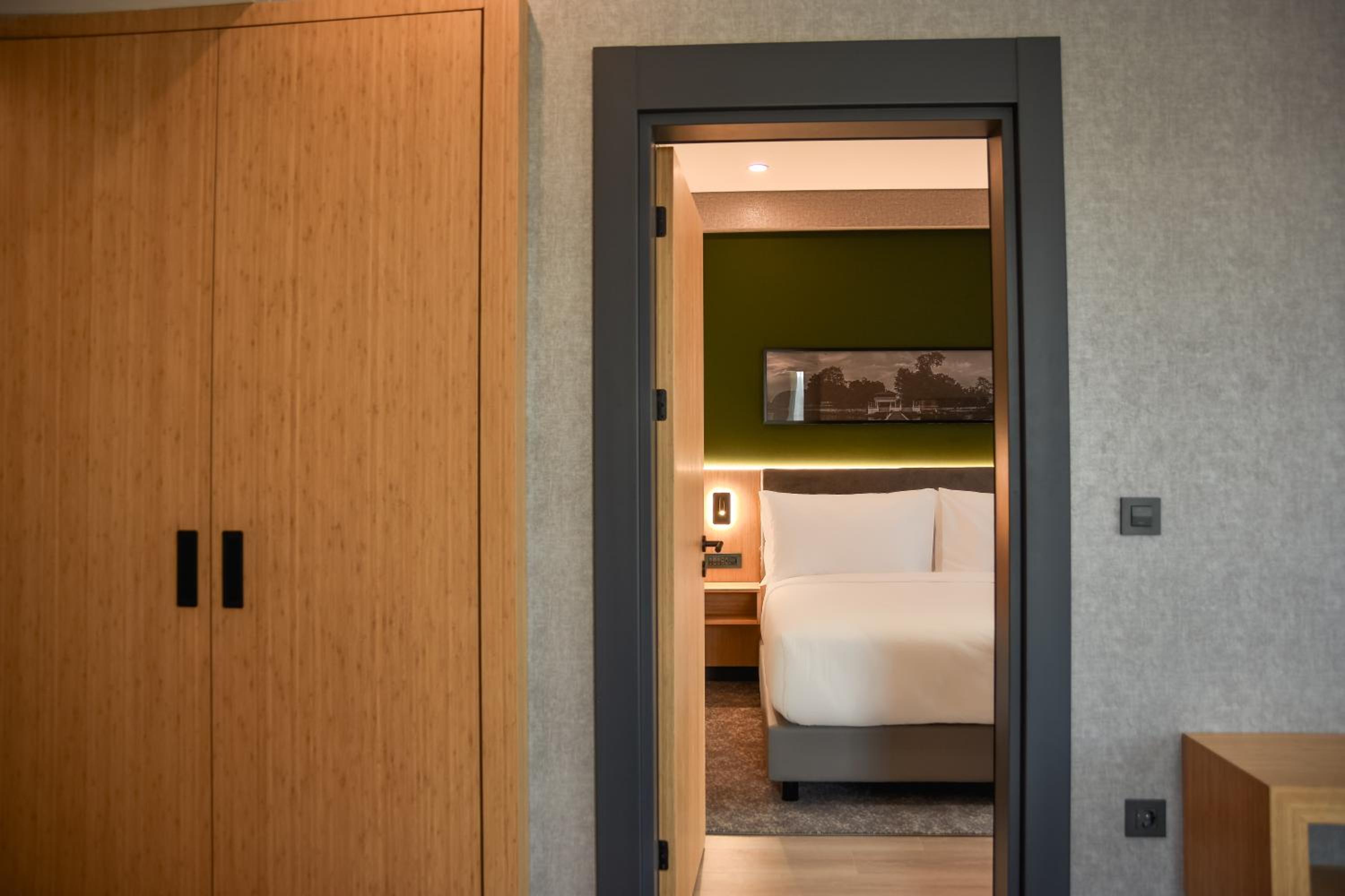 Corner Suite - Photo 10