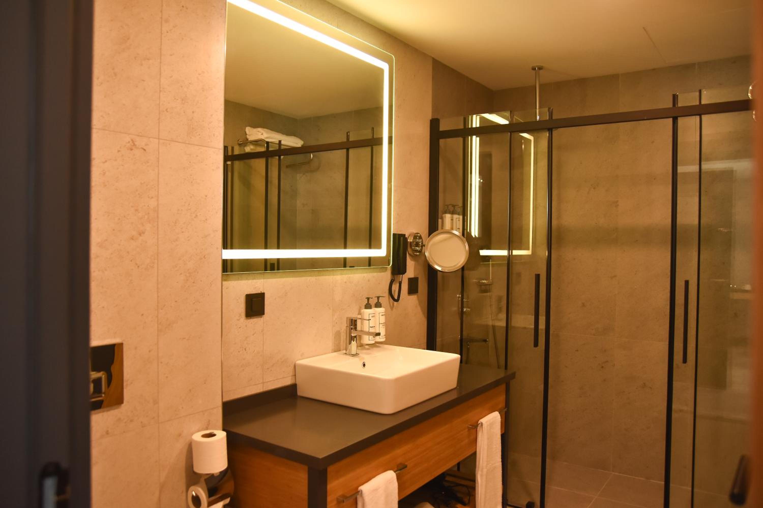Corner Suite - Photo 2