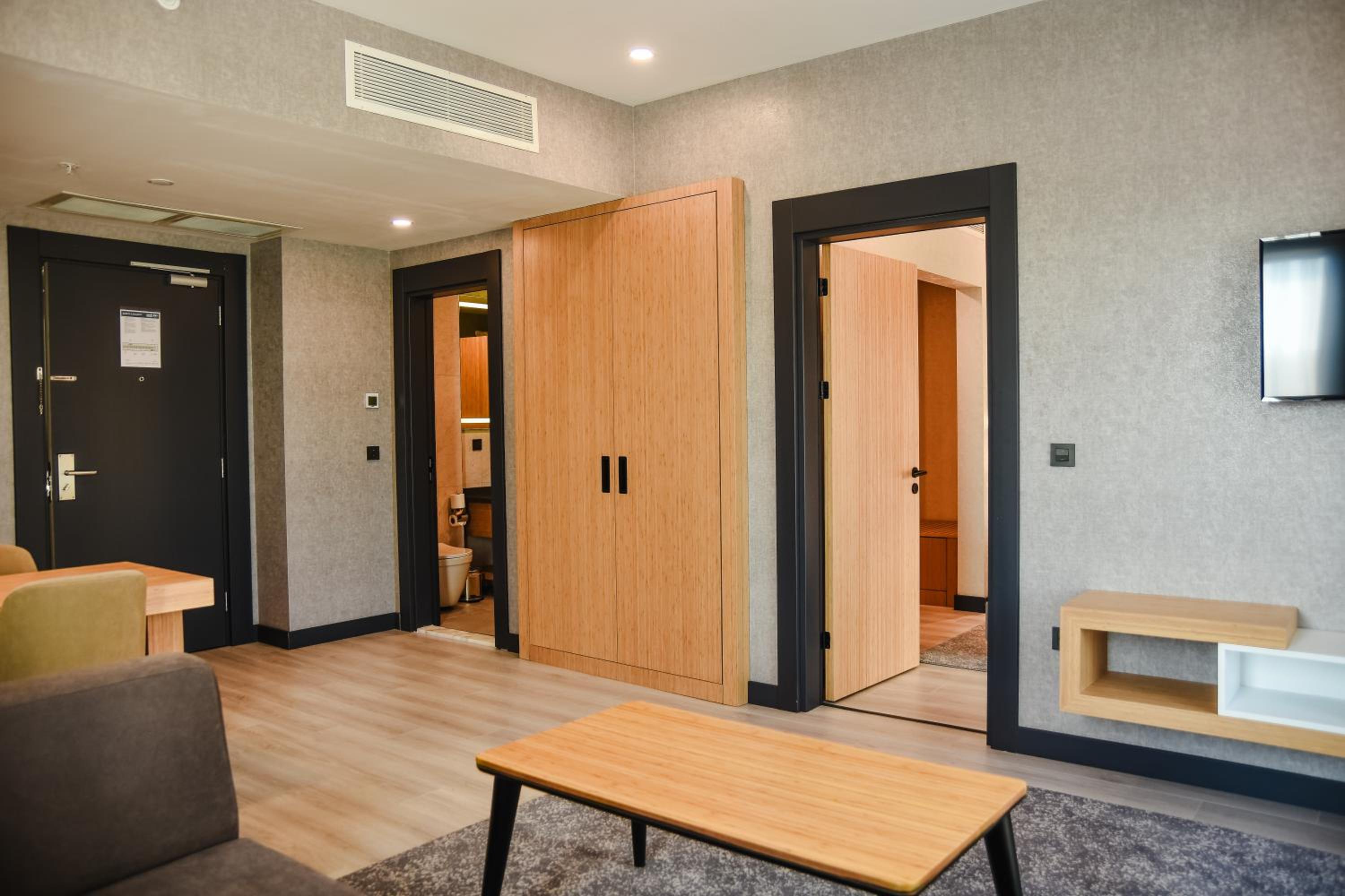 Corner Suite - Photo 3