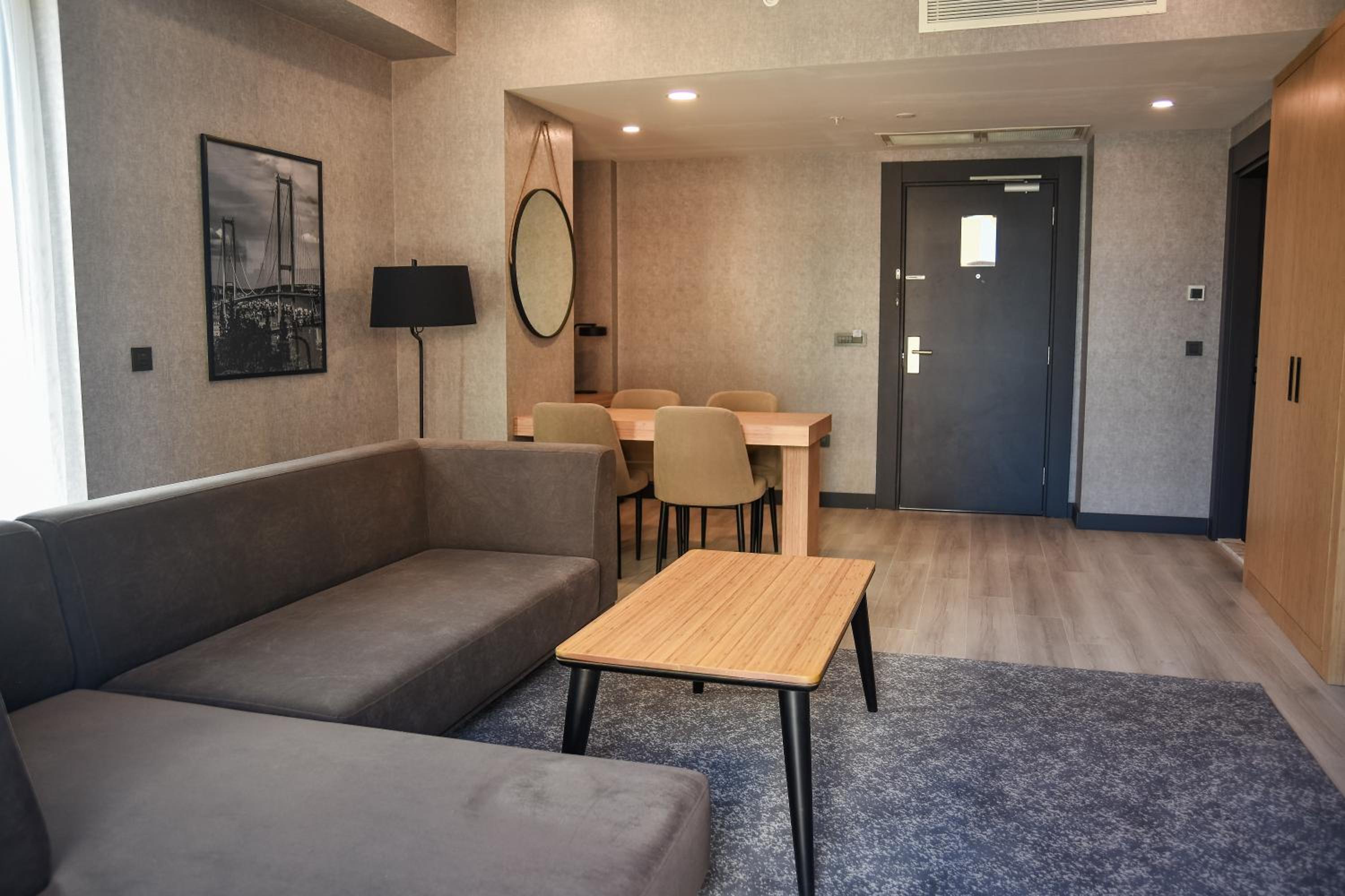 Corner Suite - Photo 1