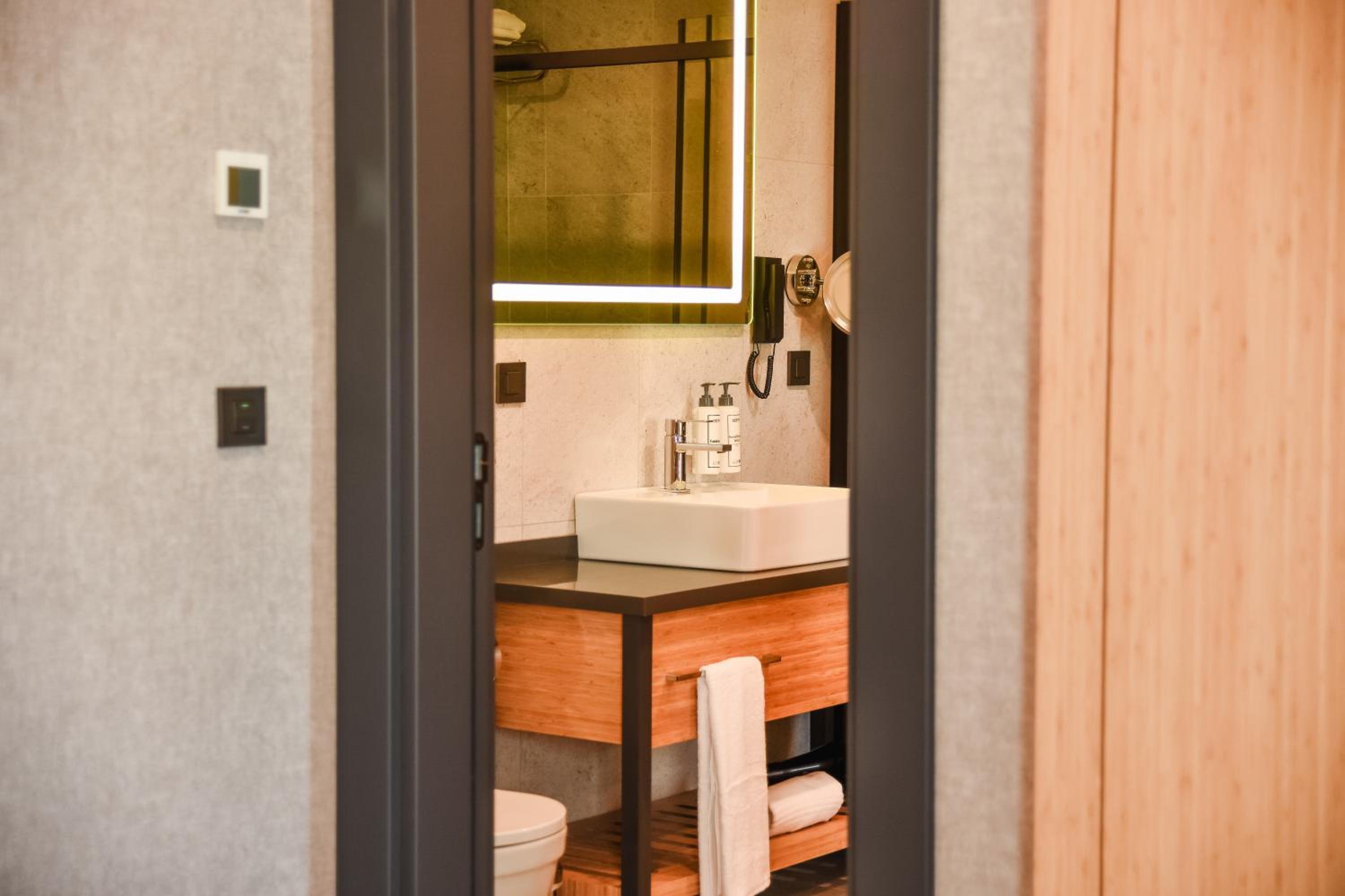 Corner Suite - Photo 9