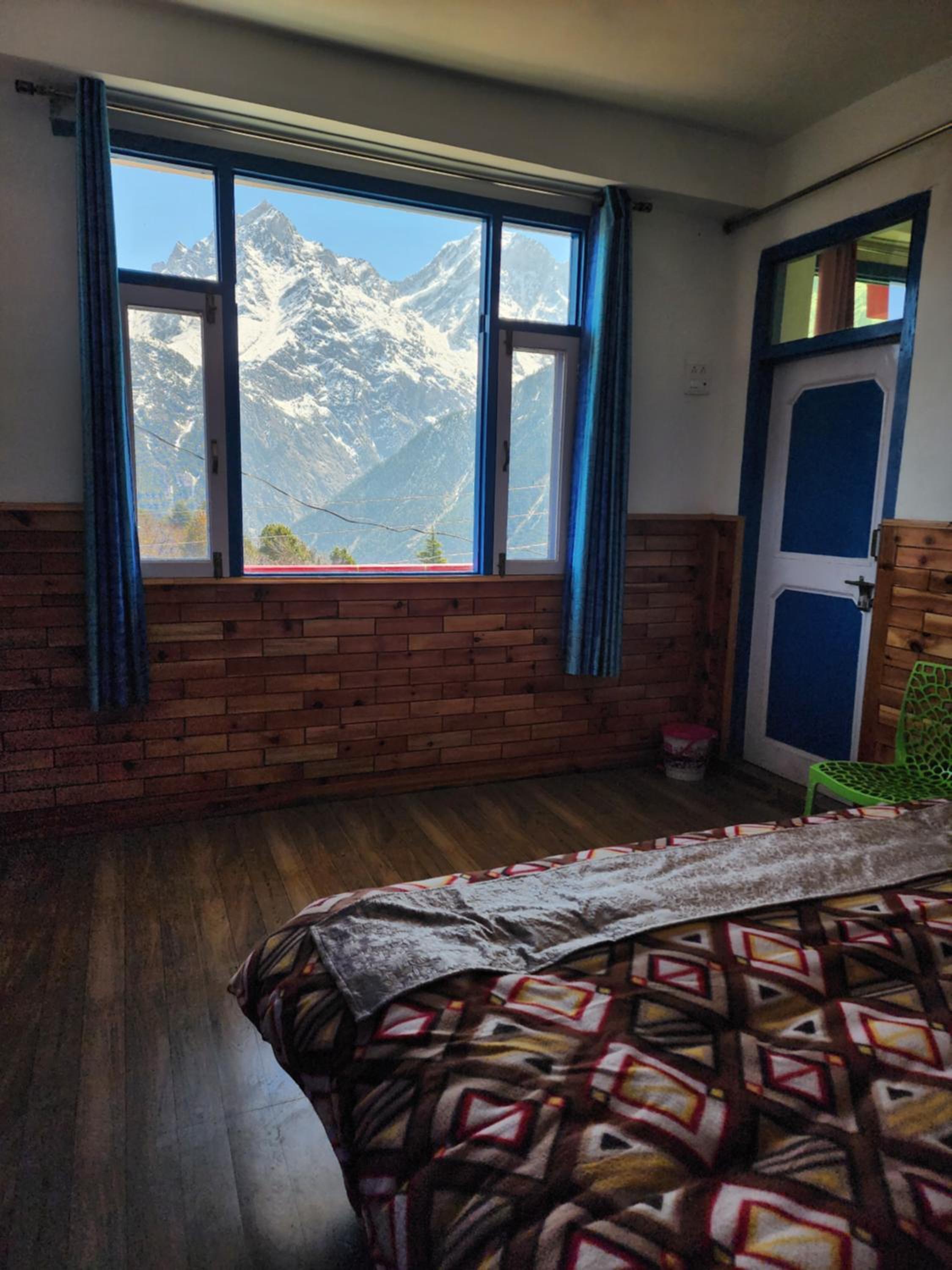 Family Room With Mountain View photo 3