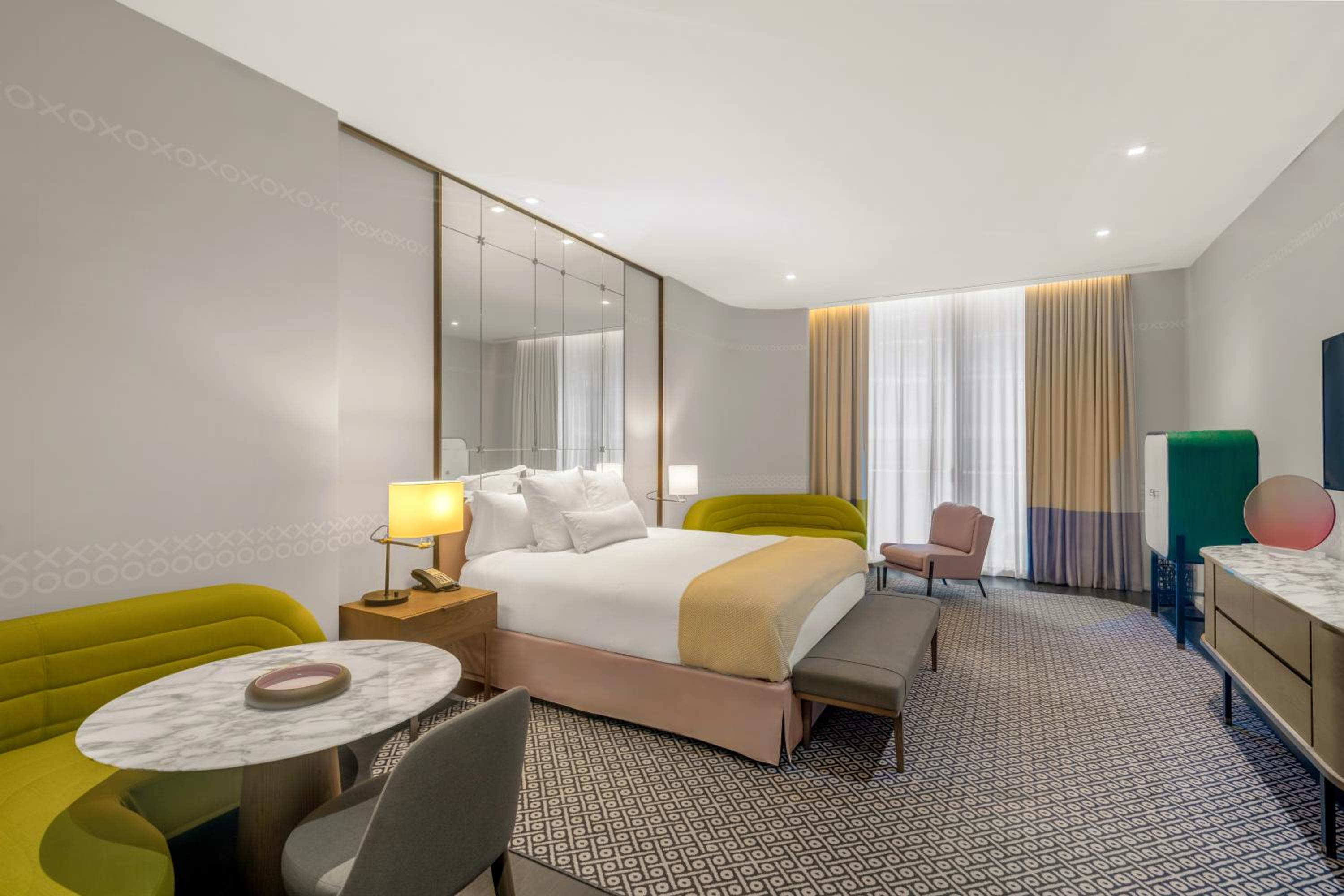Luxe King Room with One King Bed (Non Smoking) (Accessible)